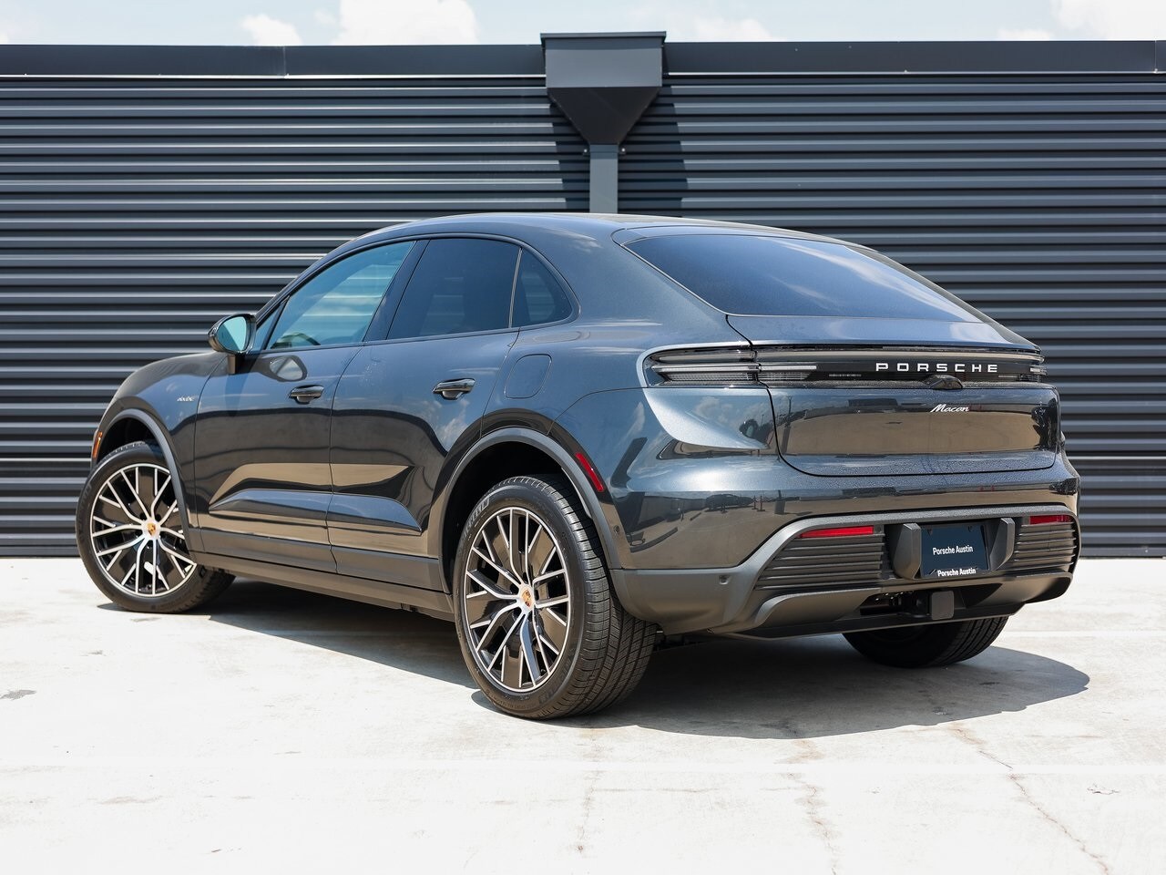 2025 Porsche Macan Electric photo 3