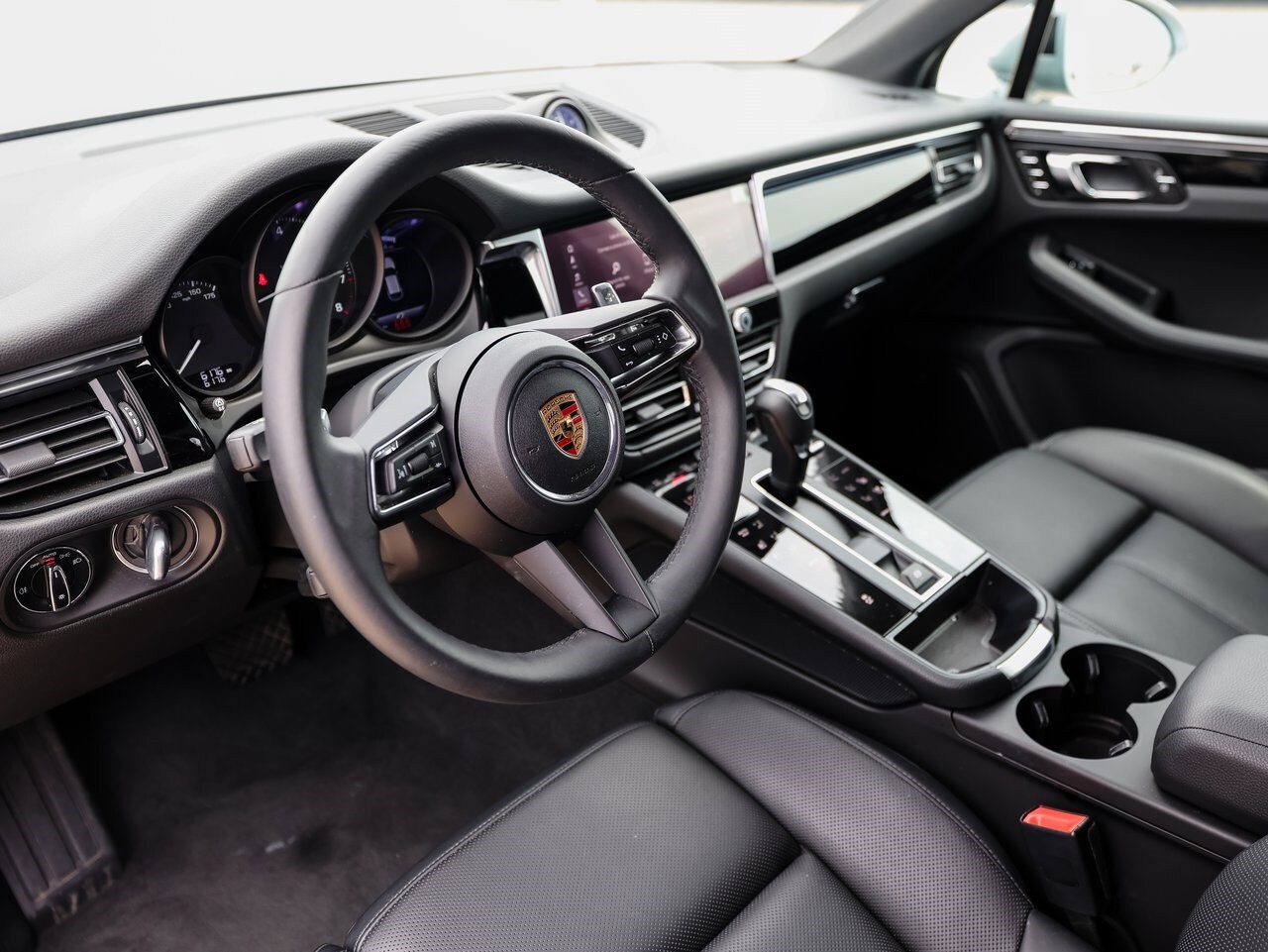 2025 Porsche Macan Base photo 4