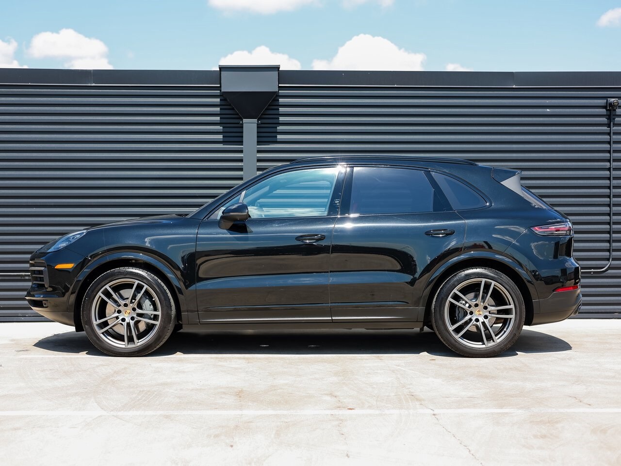 2023 Porsche Cayenne S Platinum Edition photo 2