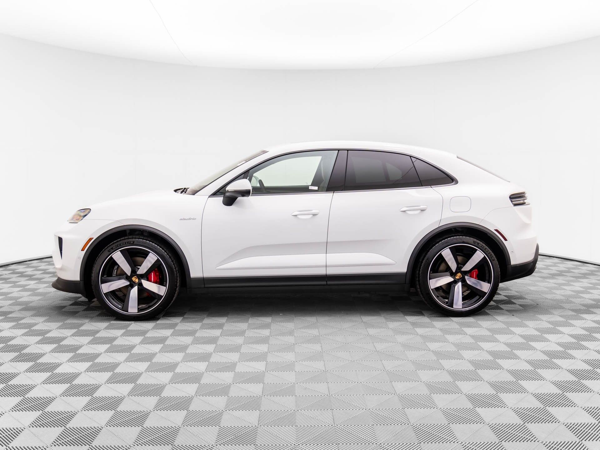 2025 Porsche Macan Electric photo 2