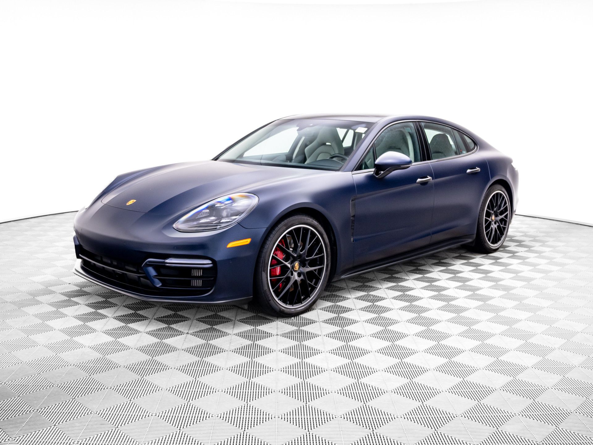 2022 Porsche Panamera GTS's photo