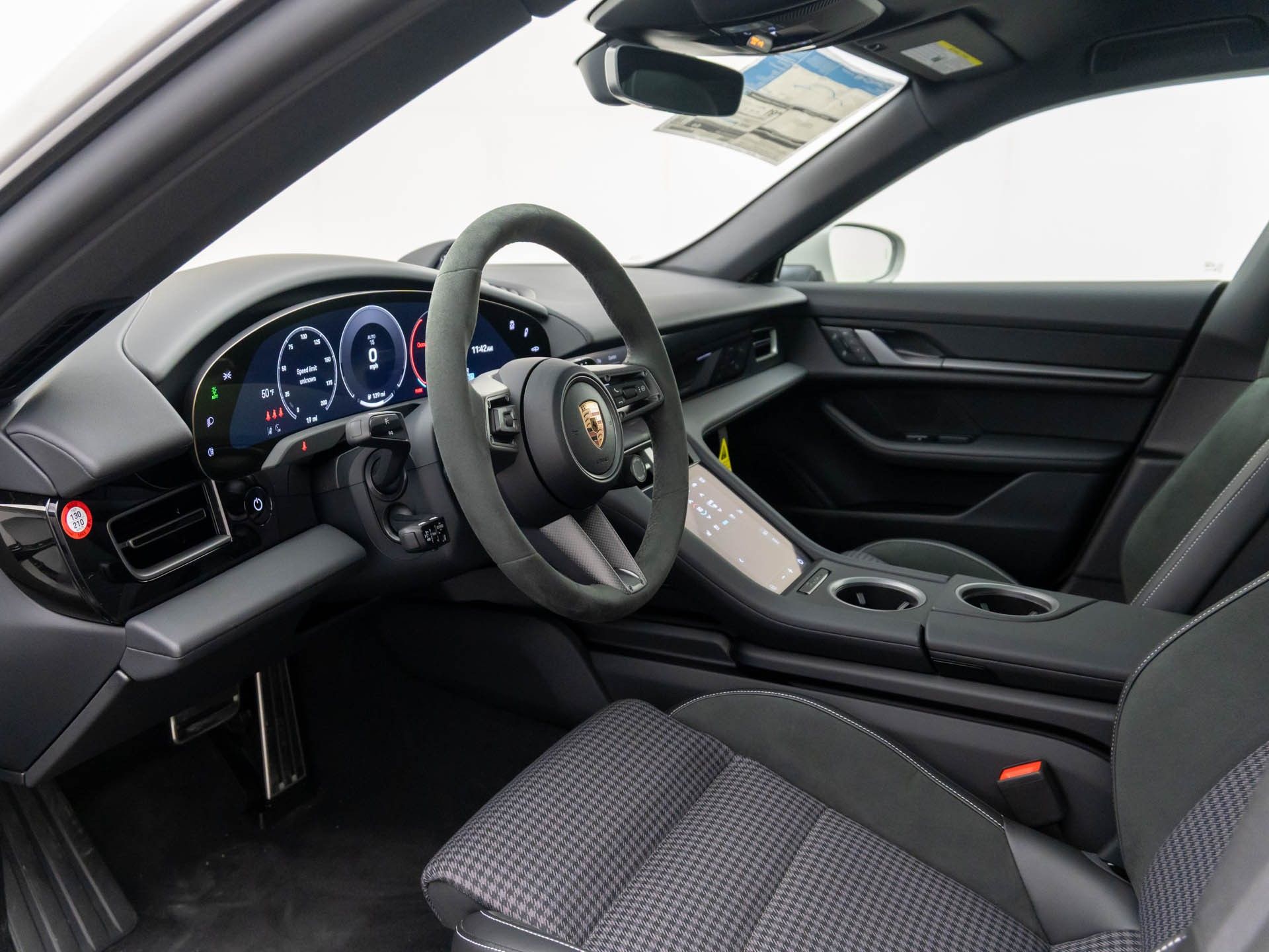 2025 Porsche Taycan 4 photo 4