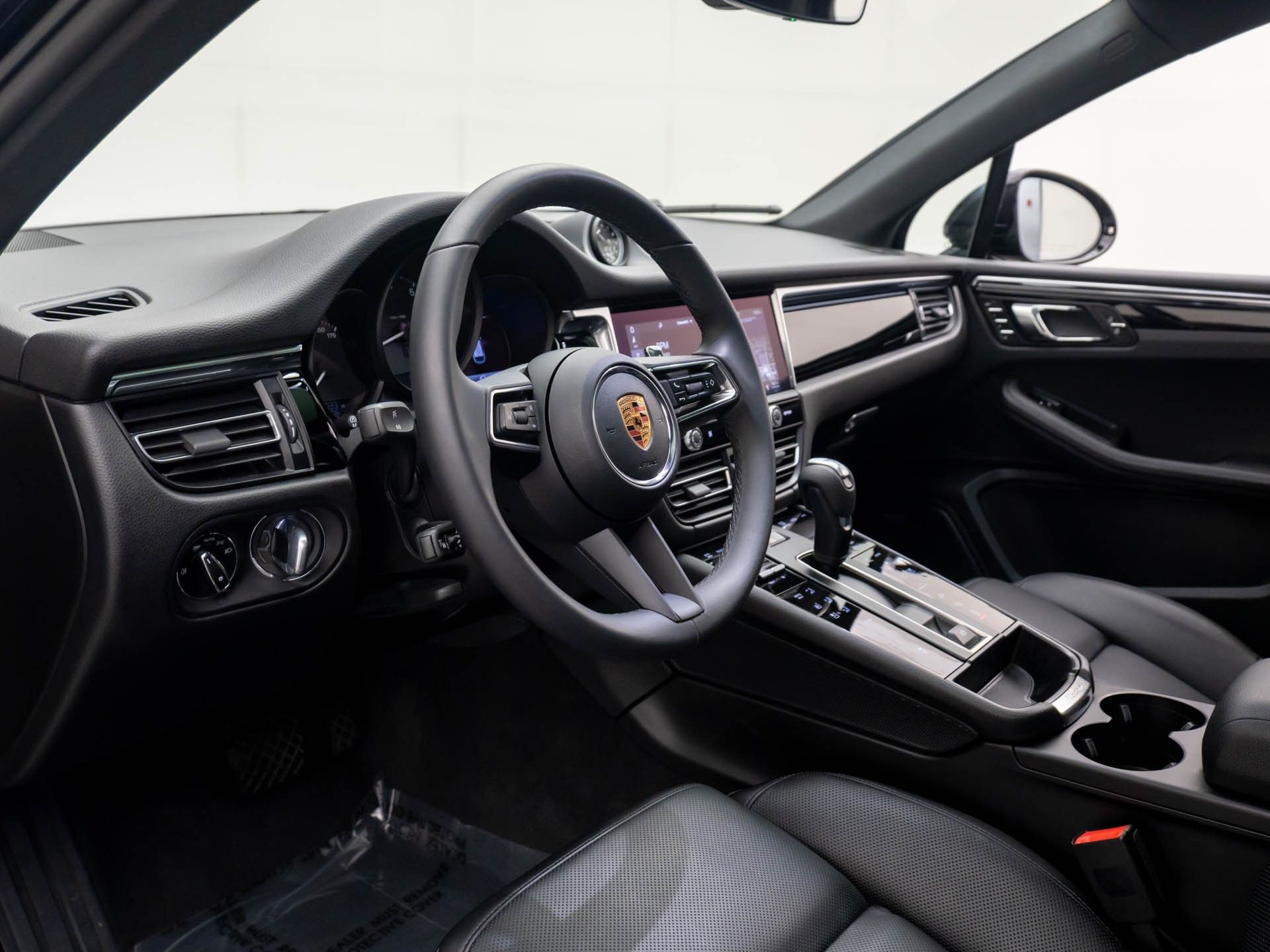 2025 Porsche Macan photo 4