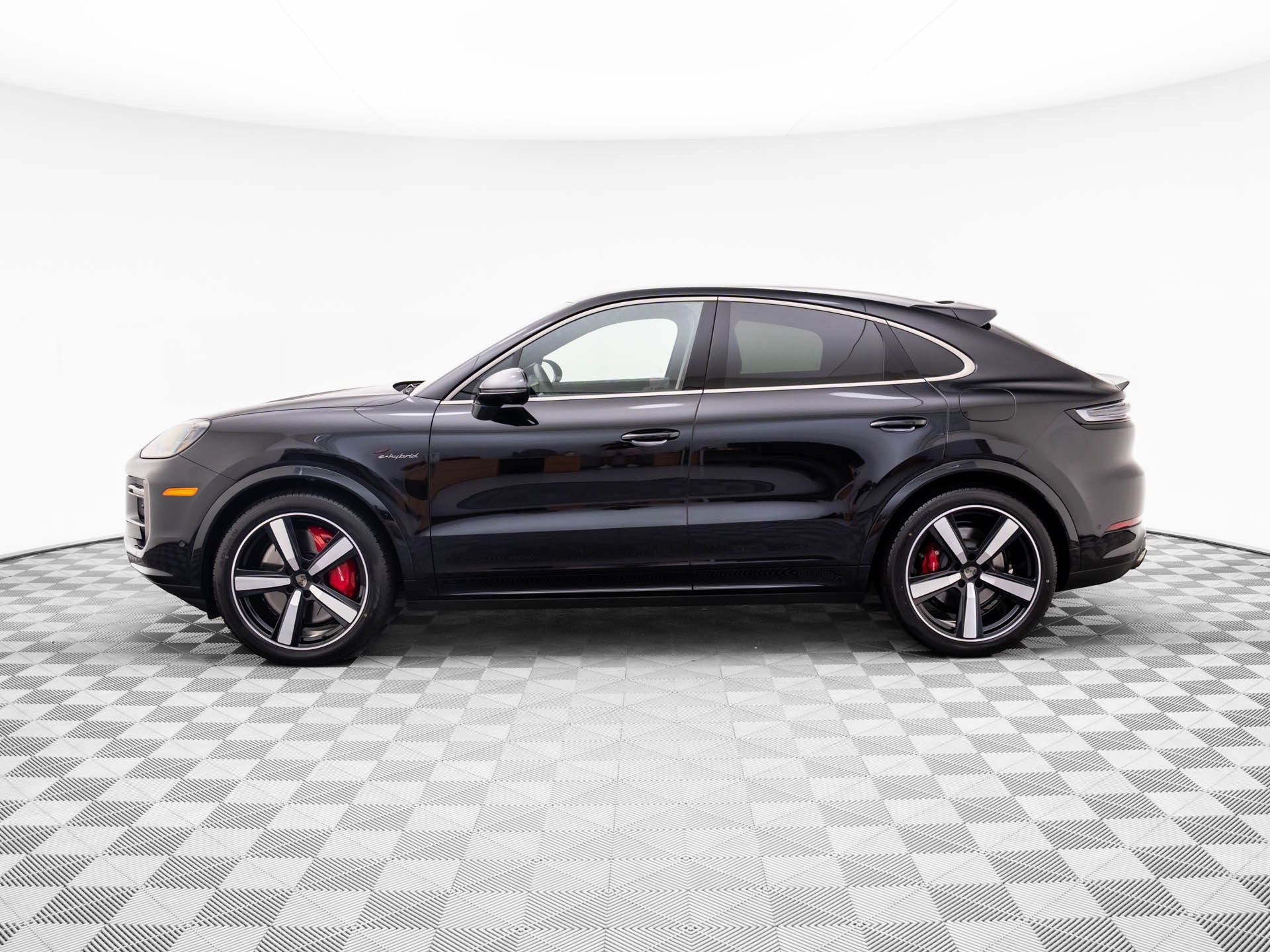 2025 Porsche Cayenne Turbo E-Hybrid Coupe photo 2