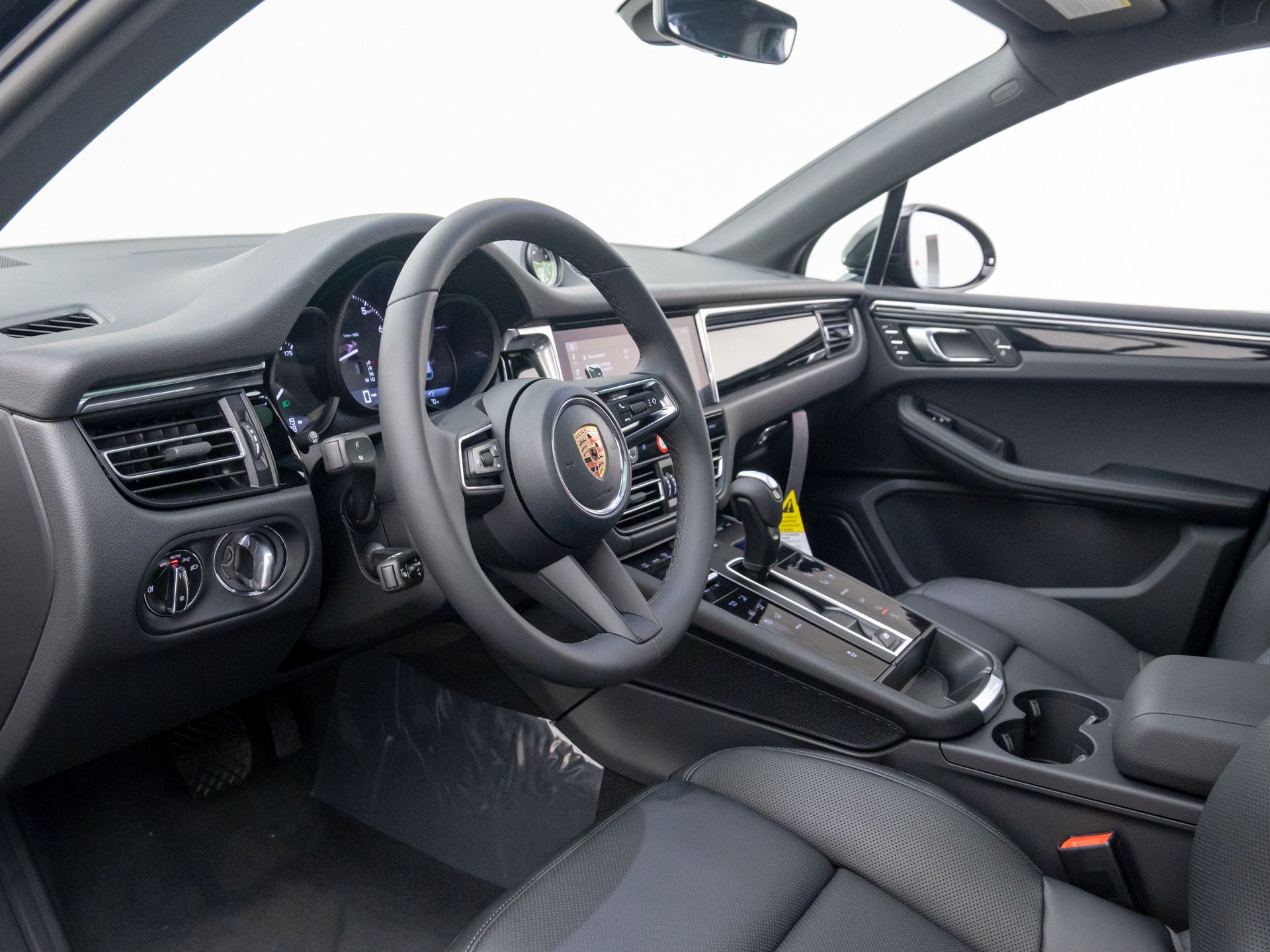 2025 Porsche Macan T photo 4