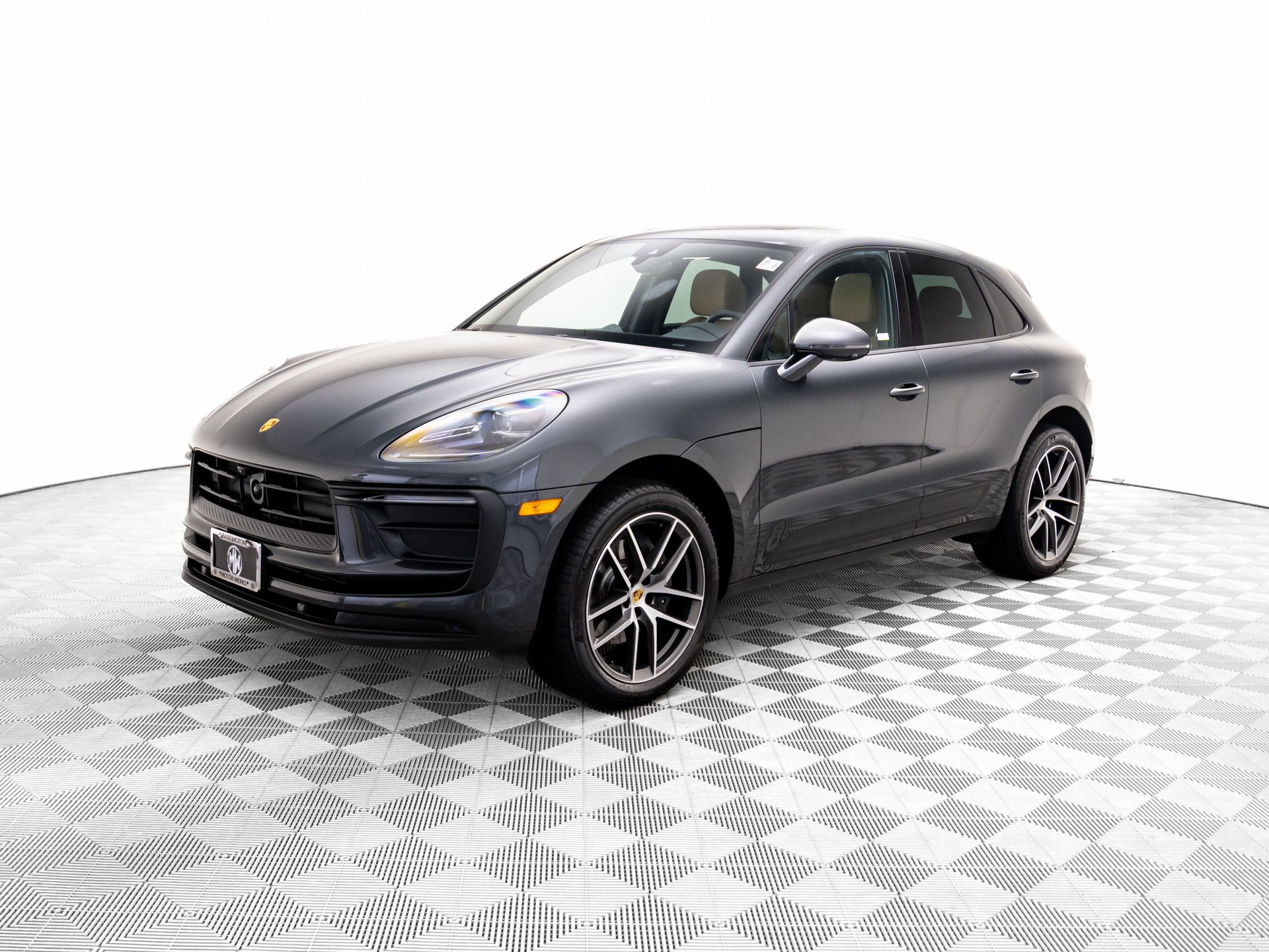 2025 Porsche Macan Base's photo