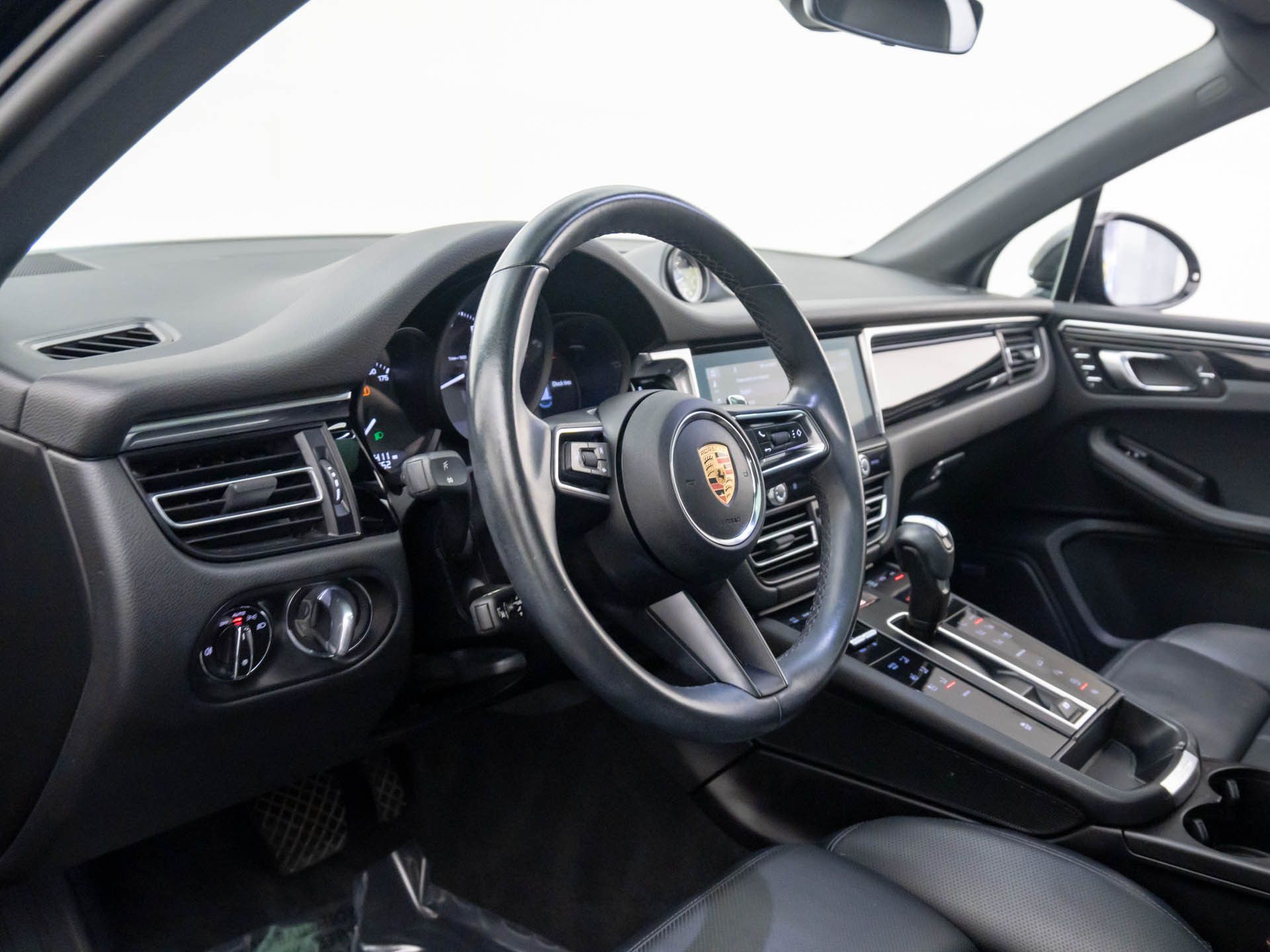 2023 Porsche Macan T photo 4