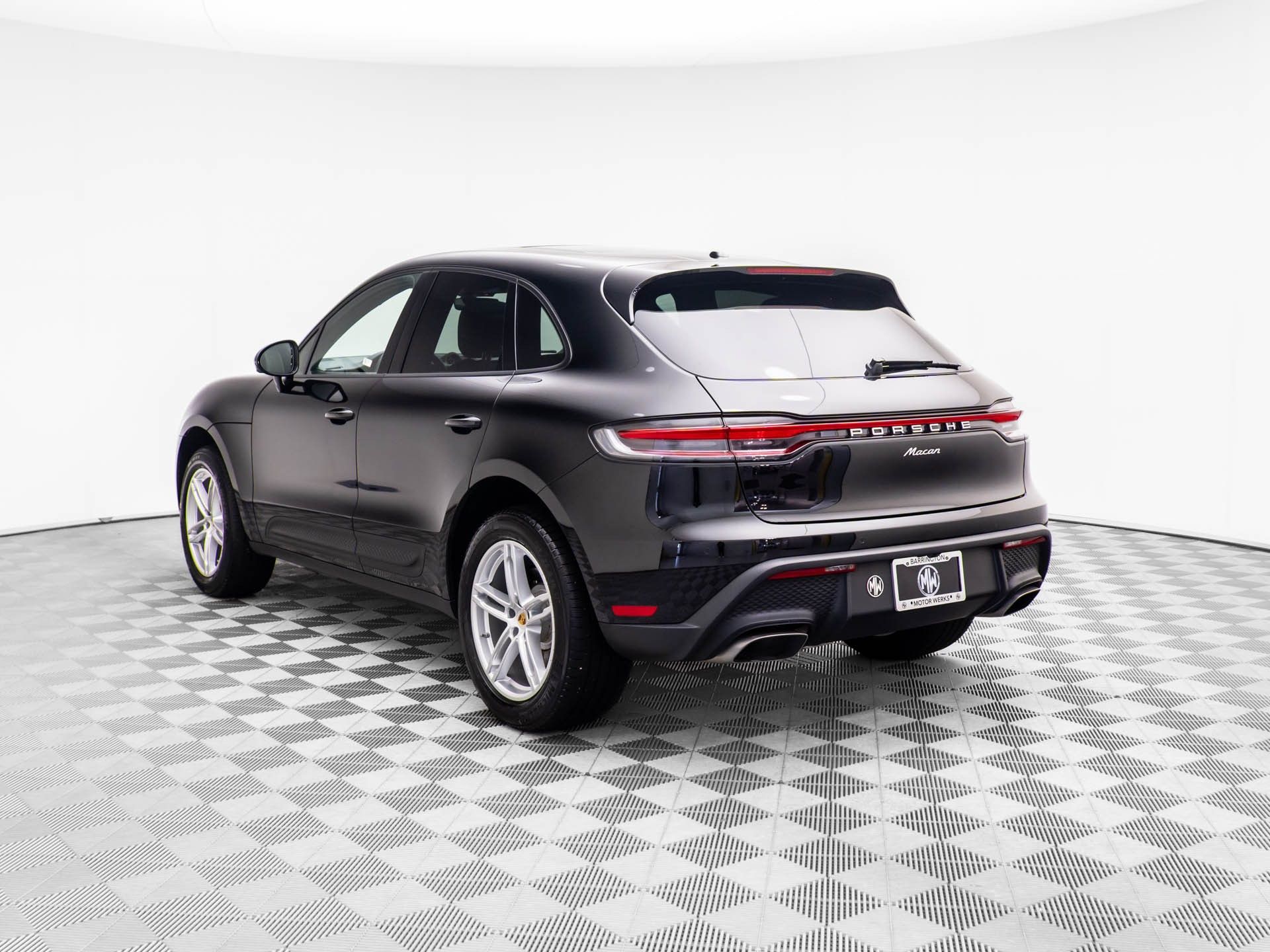 2025 Porsche Macan photo 3