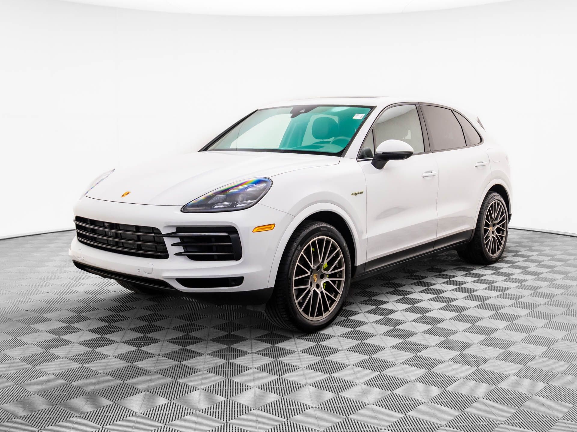 2022 Porsche Cayenne Platinum Edition's photo
