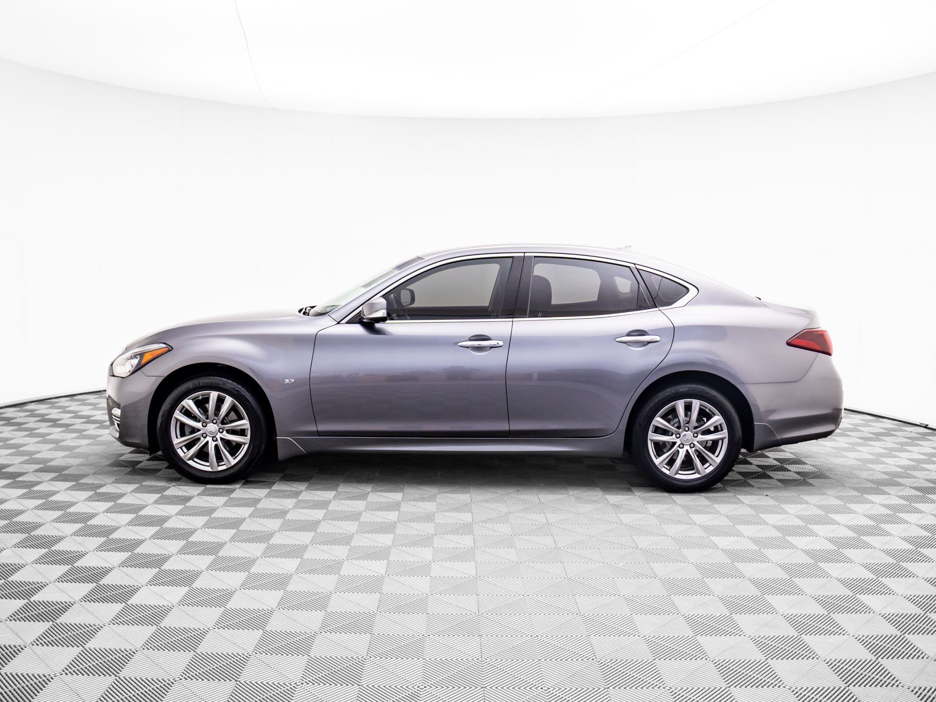 2015 Infiniti Q70 photo 2