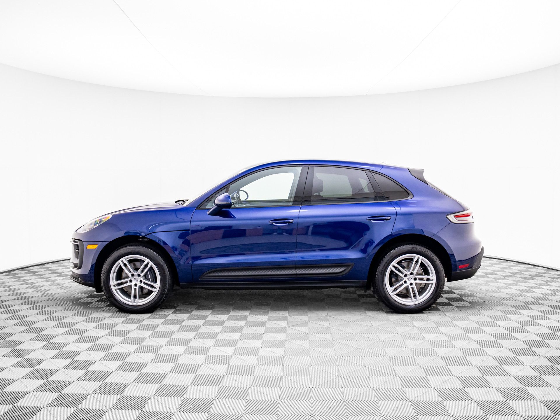 2023 Porsche Macan T photo 2
