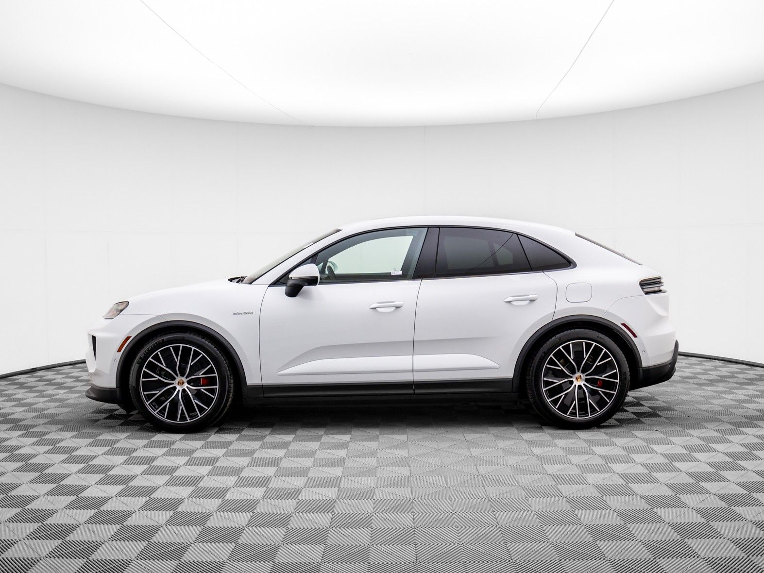 2025 Porsche Macan Electric photo 2