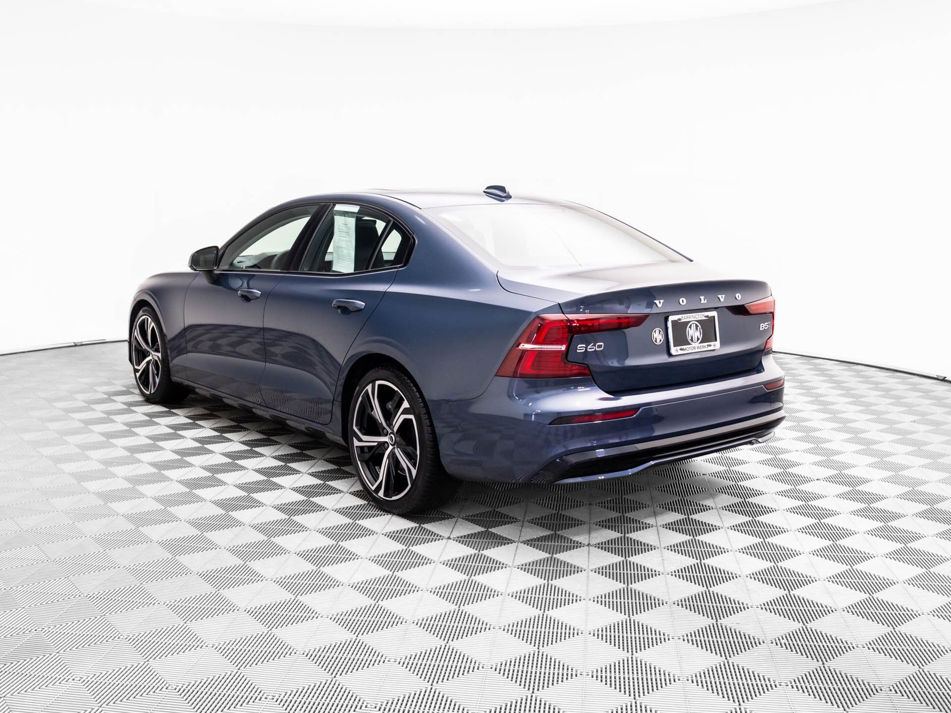 2024 Volvo S60 B5 Plus photo 2