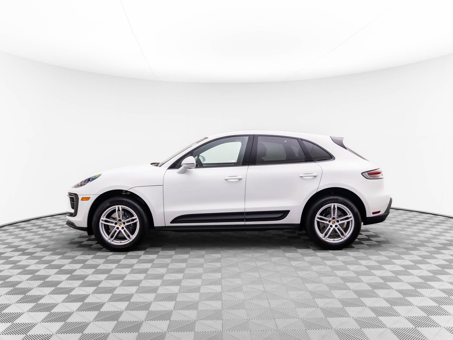 2025 Porsche Macan photo 2