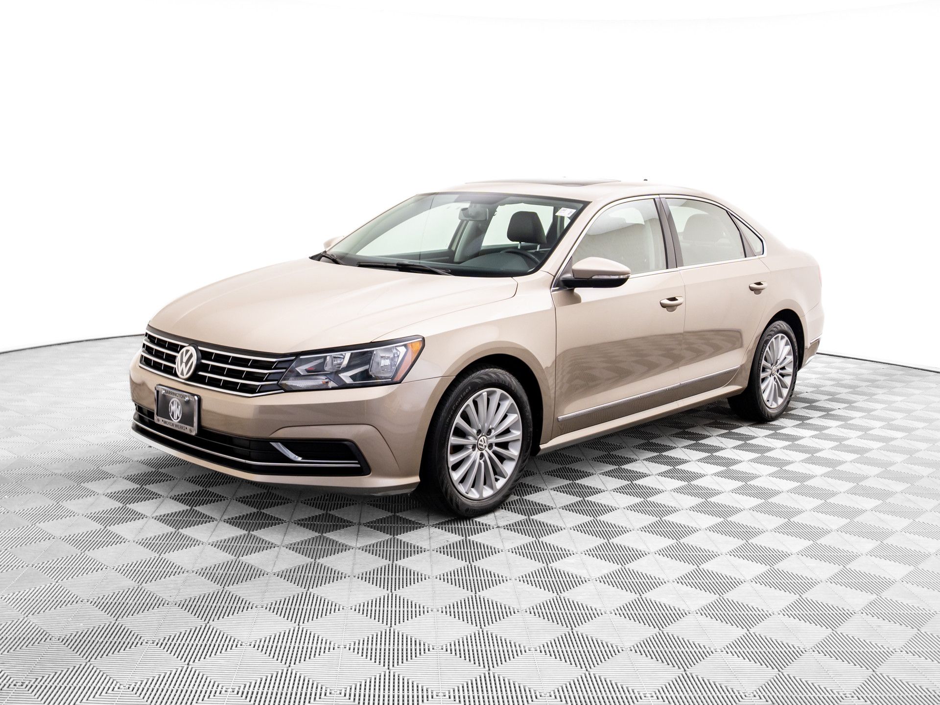 2016 Volkswagen Passat SE's photo