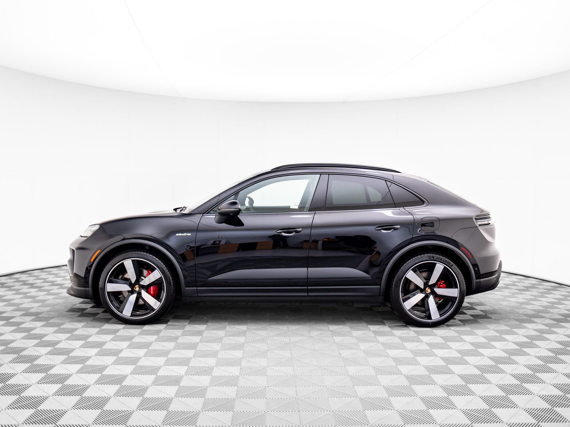 2025 Porsche Macan Electric photo 2