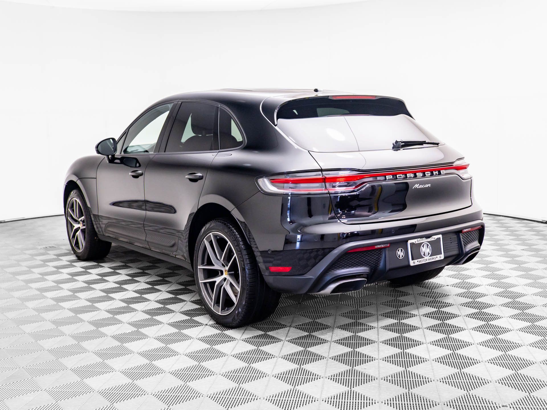 2023 Porsche Macan T photo 3