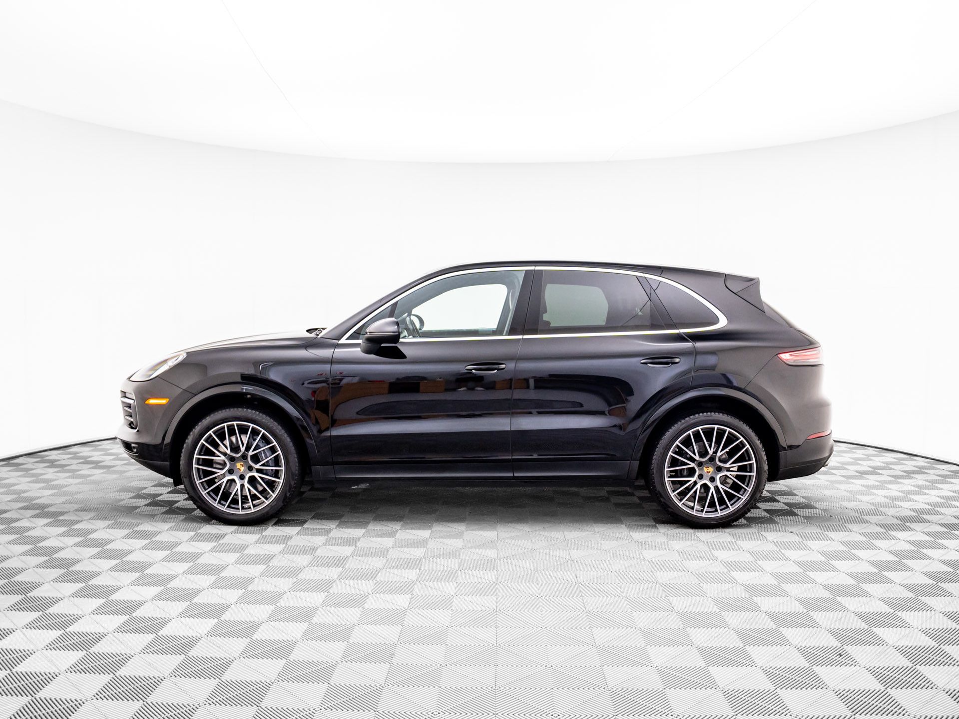 2022 Porsche Cayenne Base photo 2