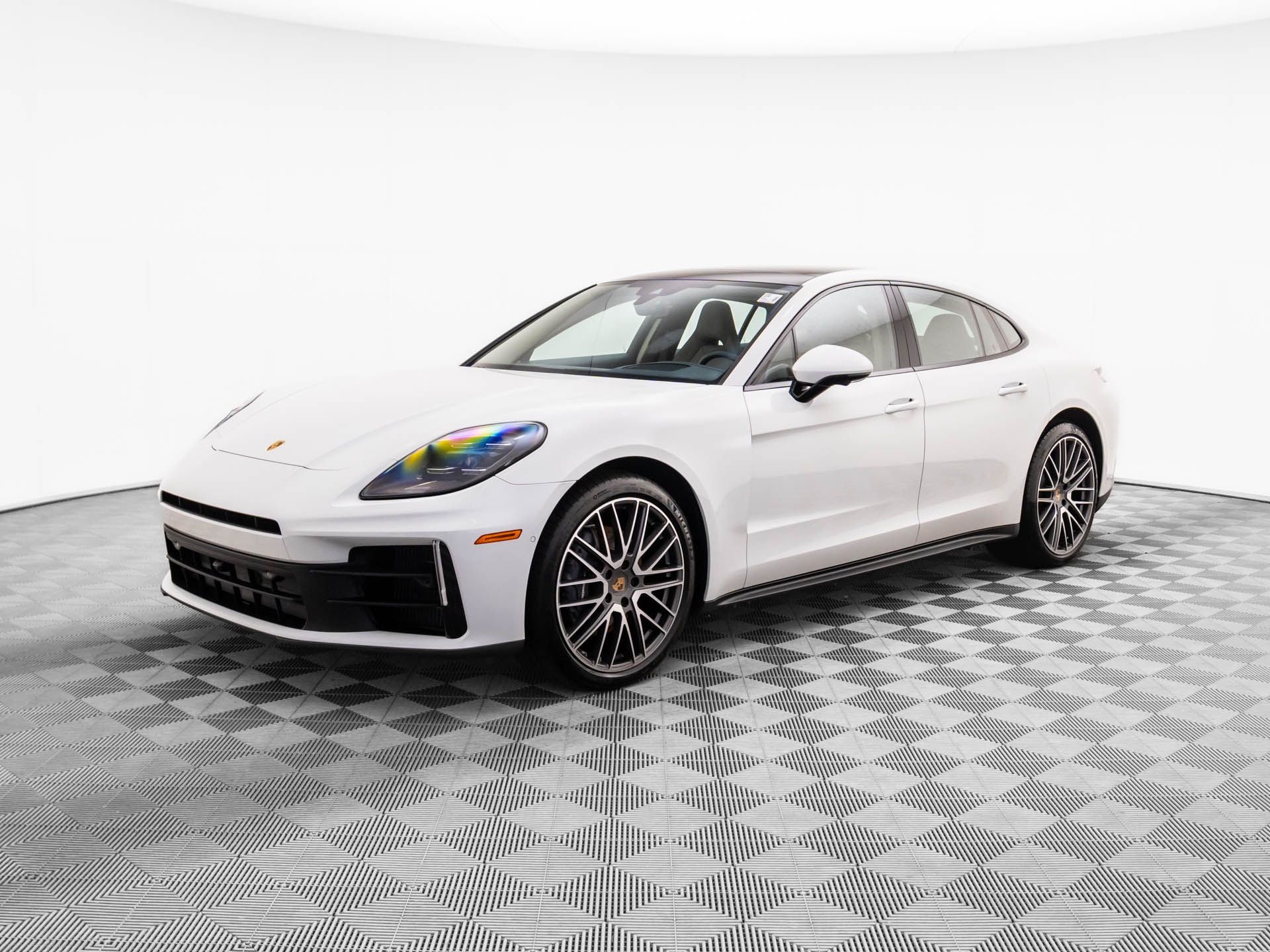 2025 Porsche Panamera Base's photo