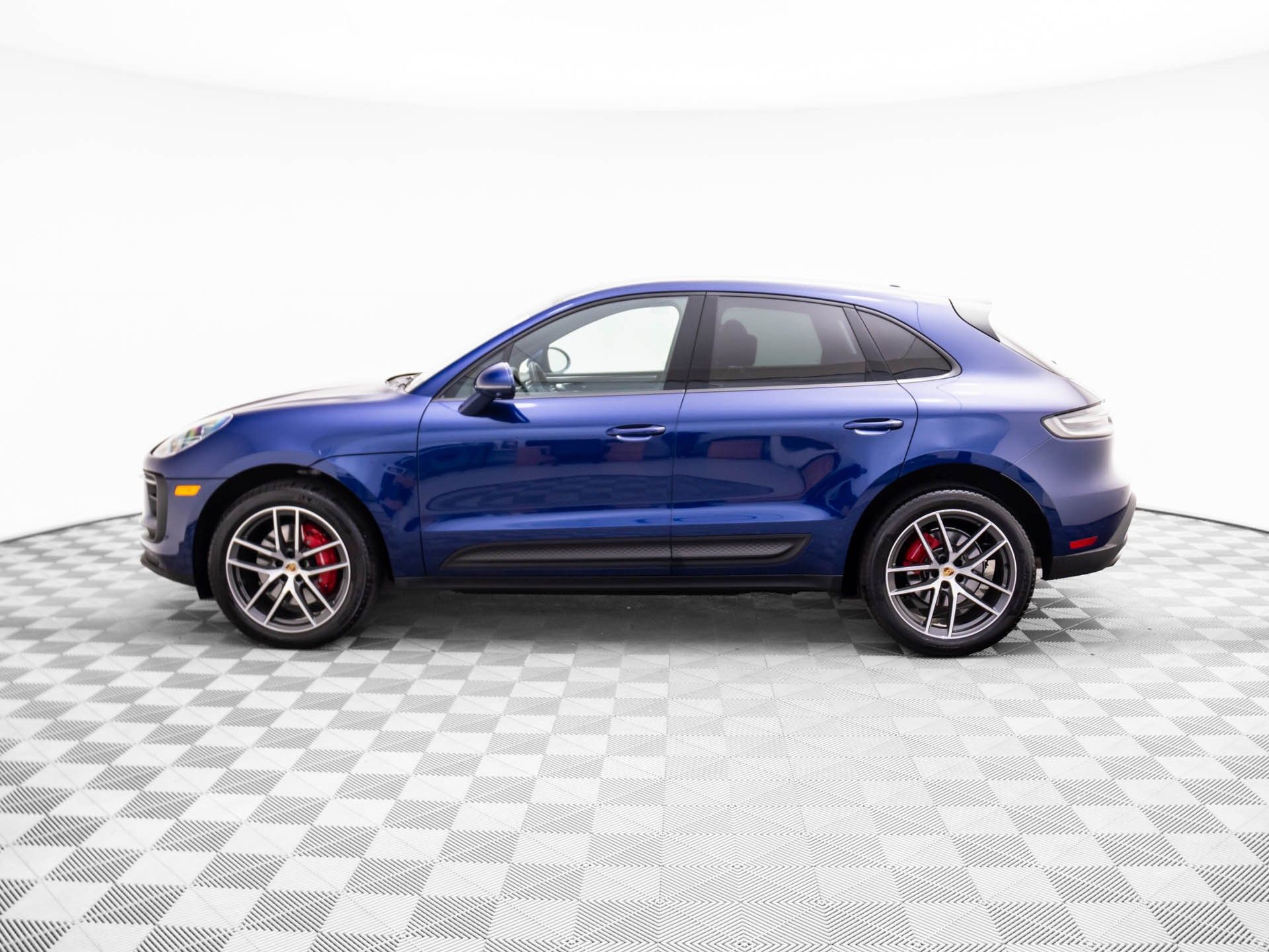 2024 Porsche Macan S photo 2