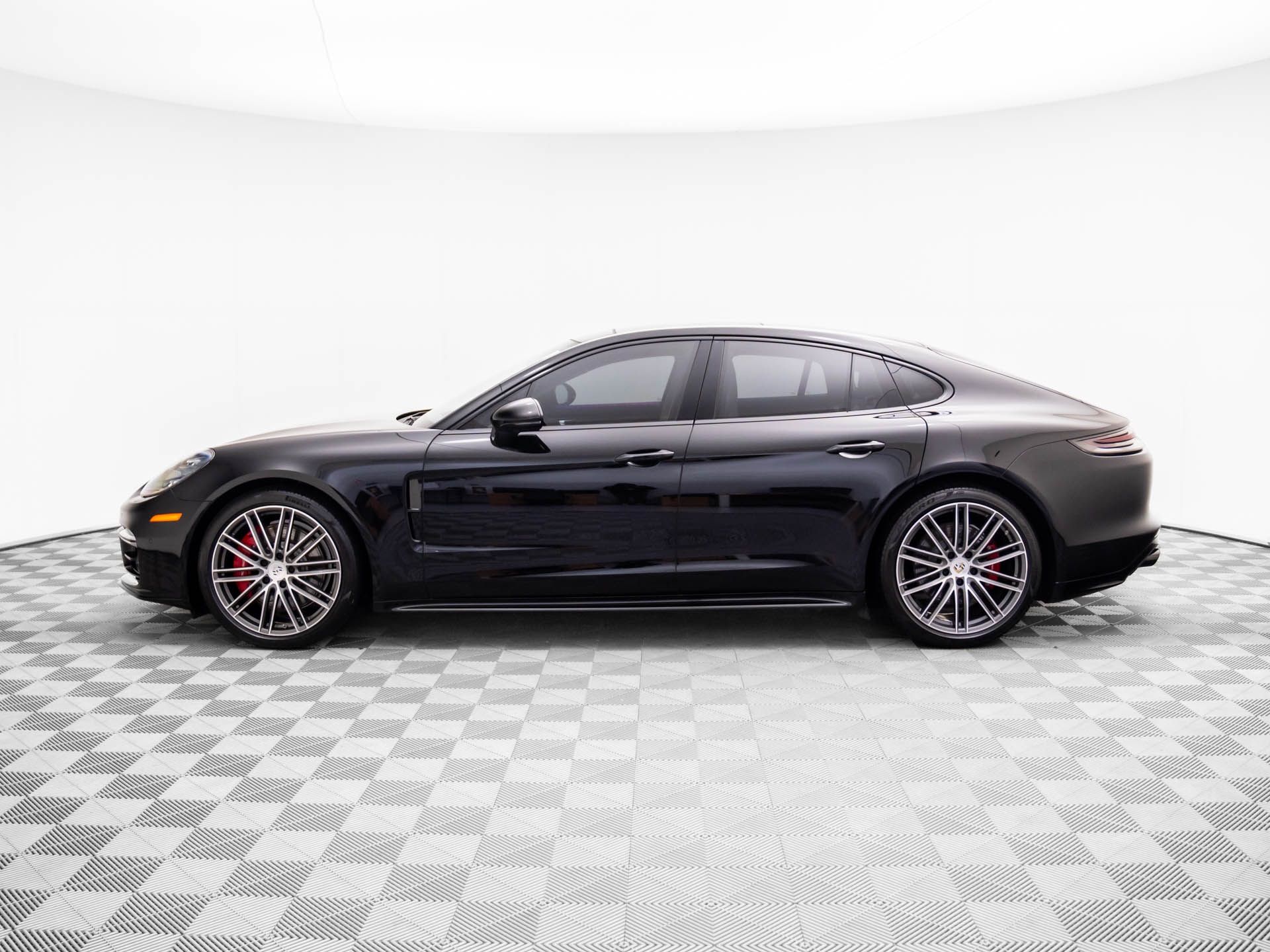 2020 Porsche Panamera GTS photo 2