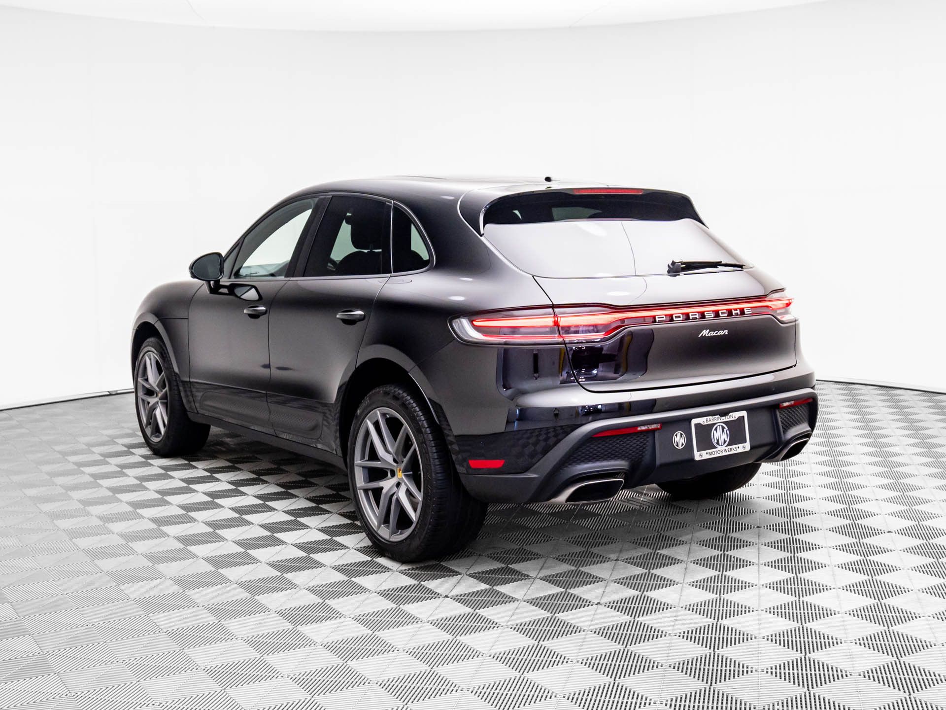 2022 Porsche Macan photo 2