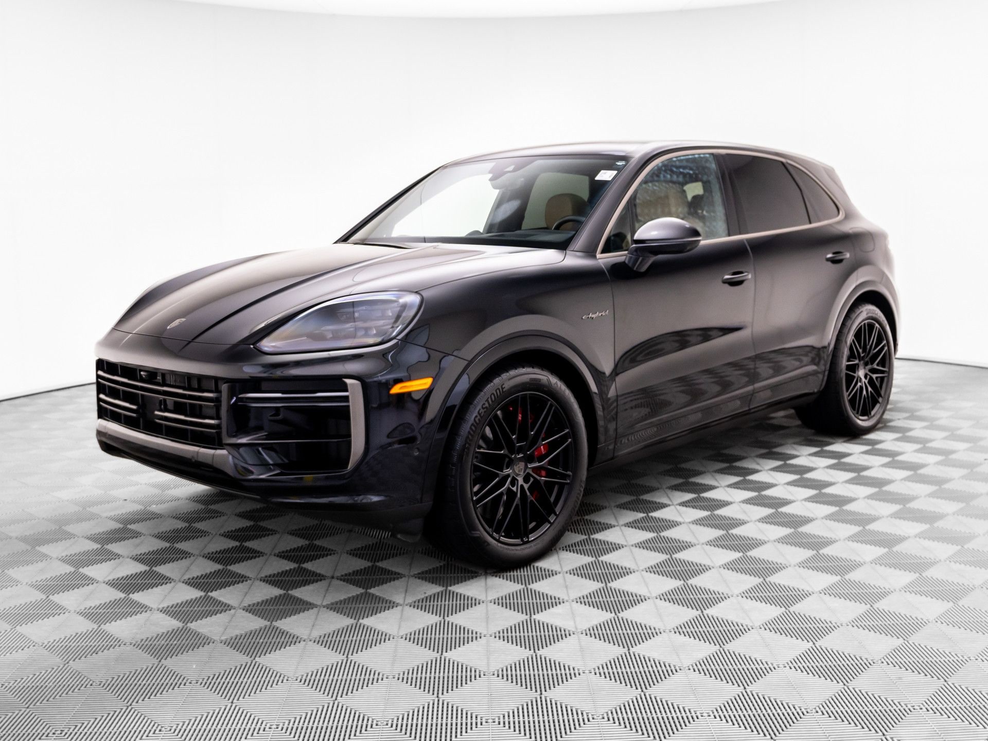 2025 Porsche Cayenne Turbo E-Hybrid's photo