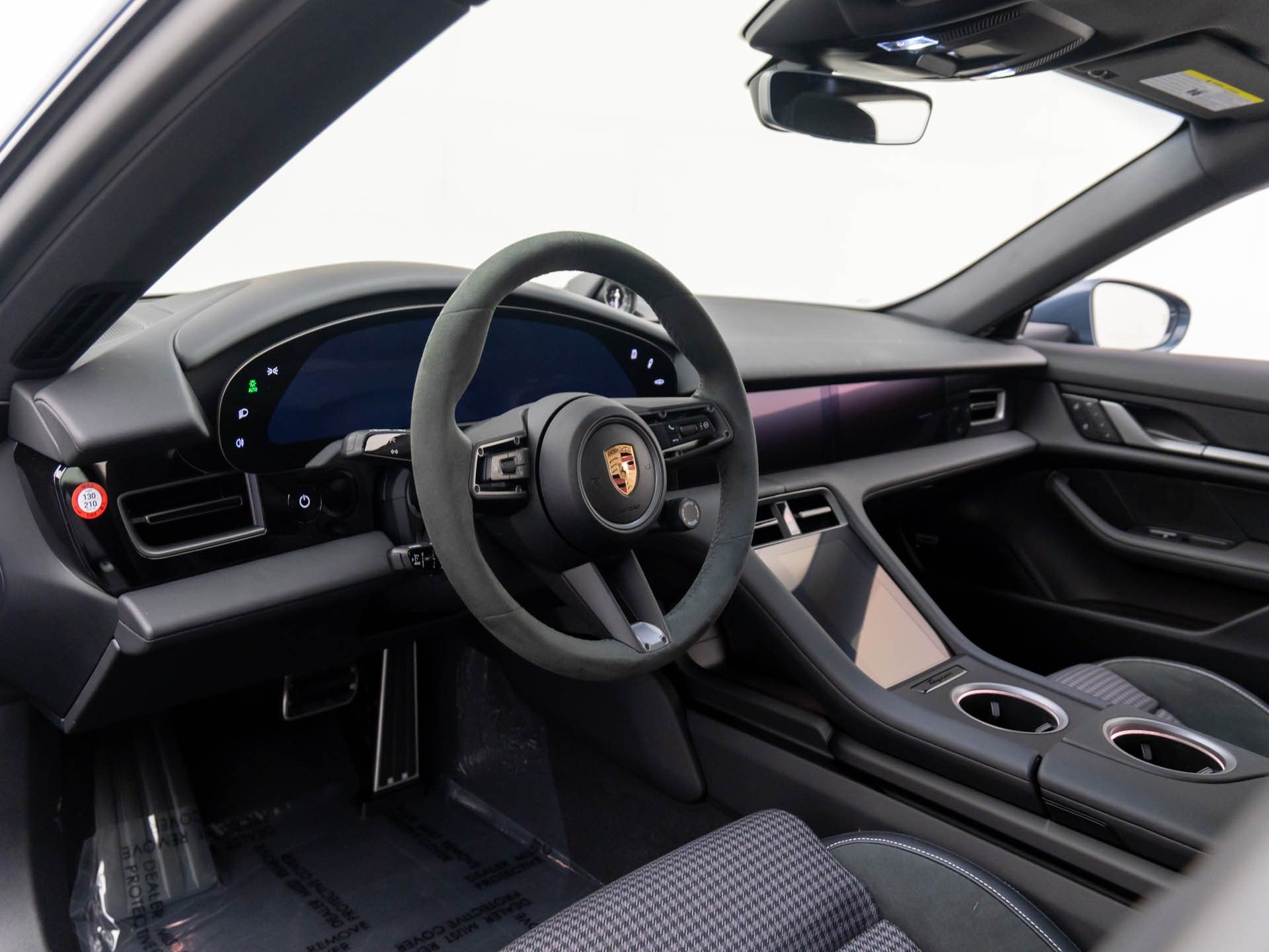 2025 Porsche Taycan Cross Turismo 4 photo 4