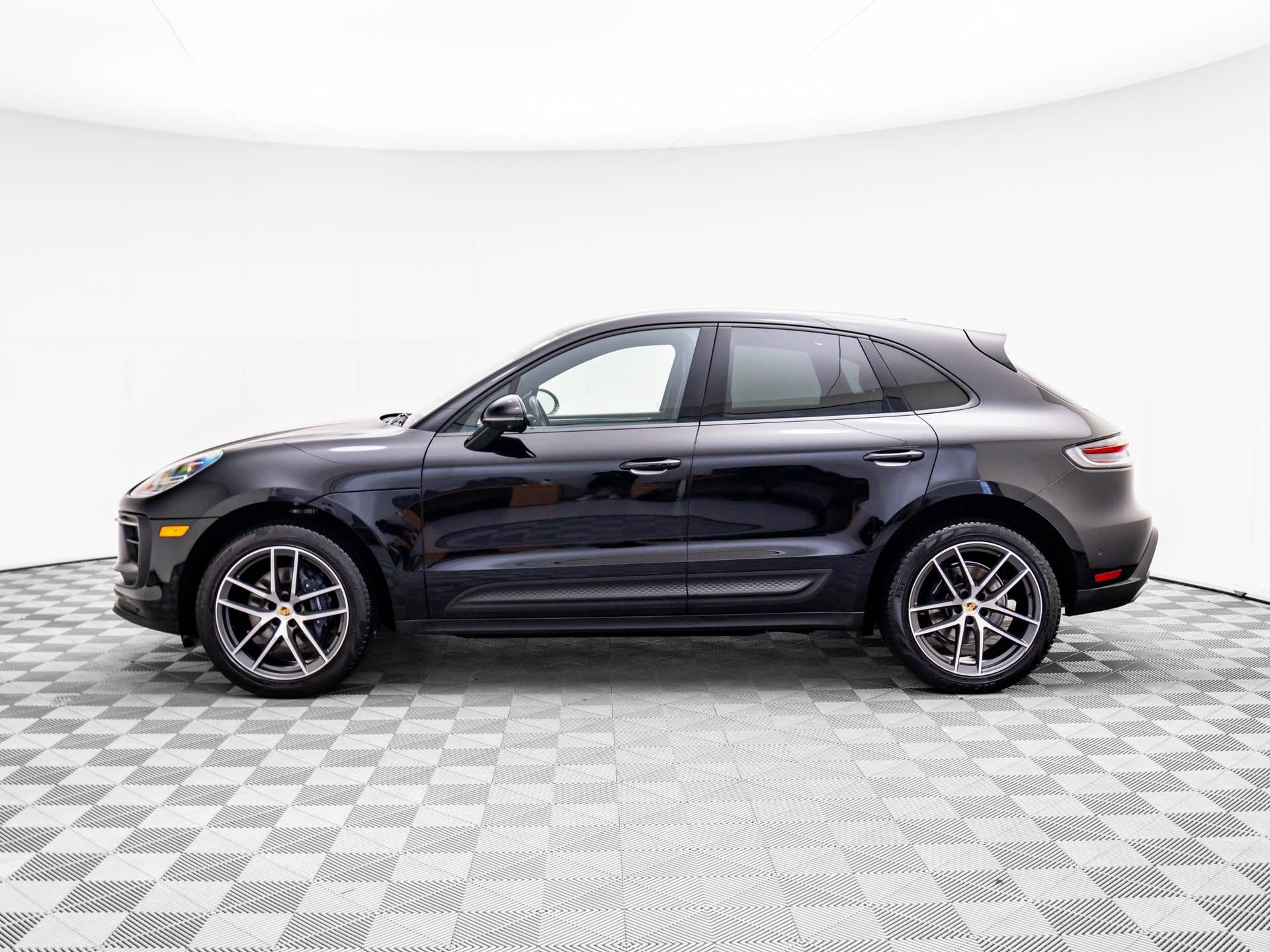 2023 Porsche Macan T photo 2