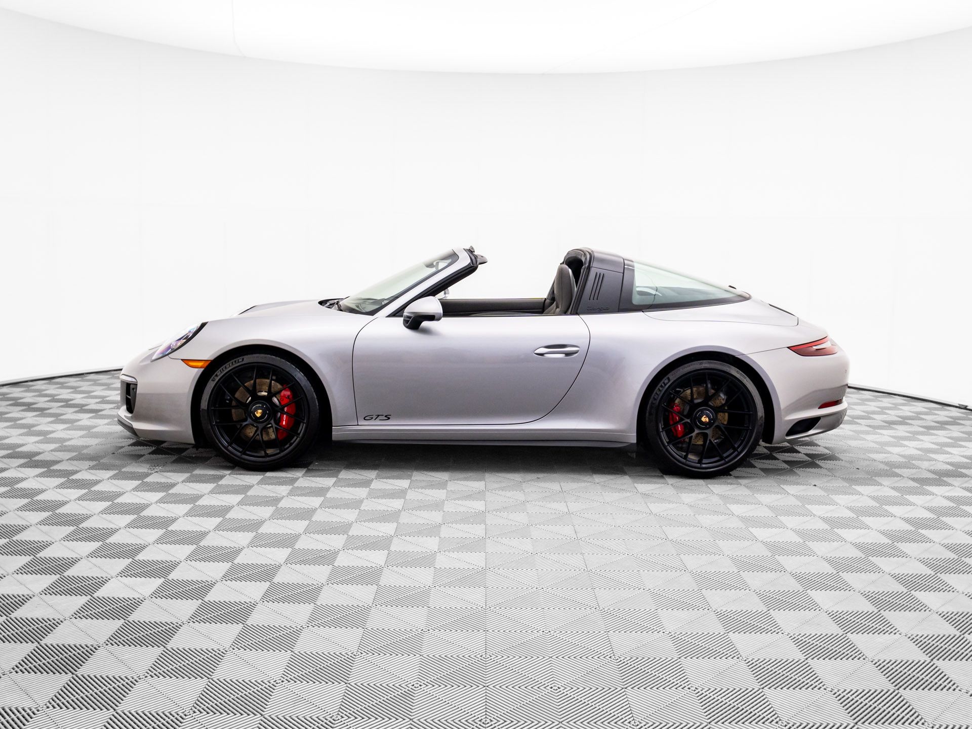2019 Porsche 911 GTS photo 2