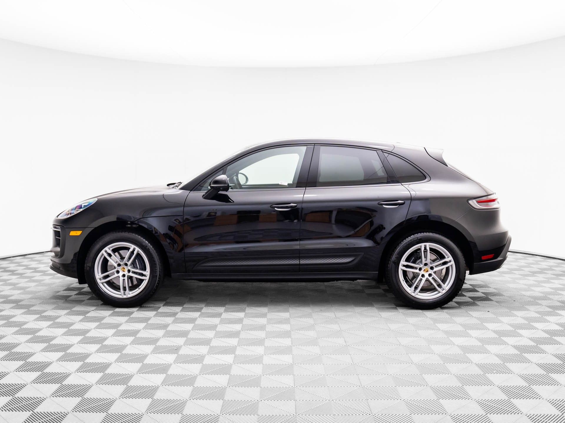 2025 Porsche Macan photo 2