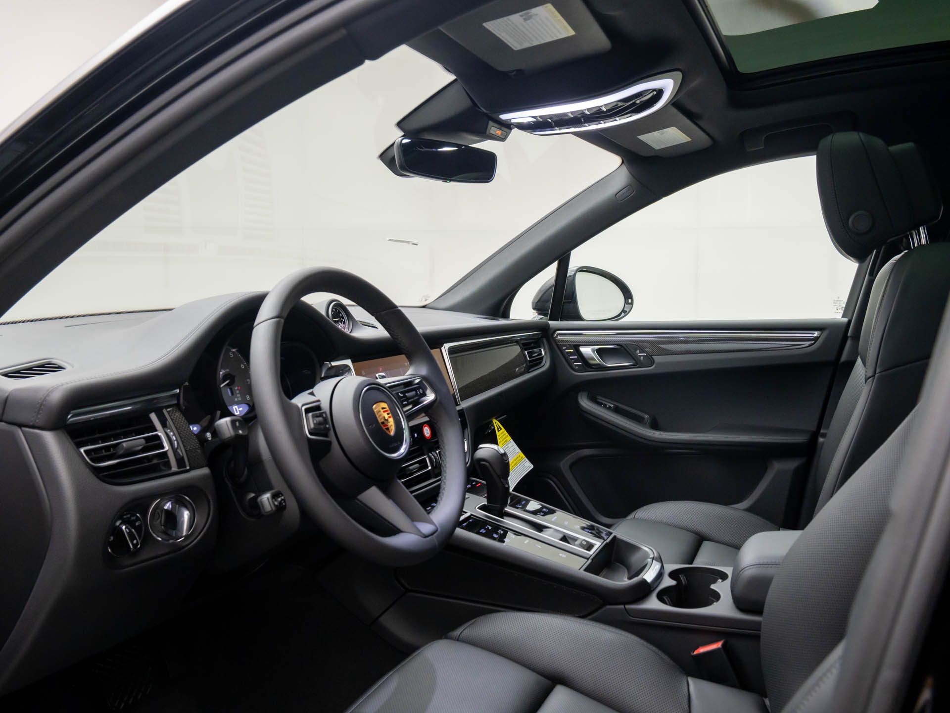 2025 Porsche Macan S photo 4