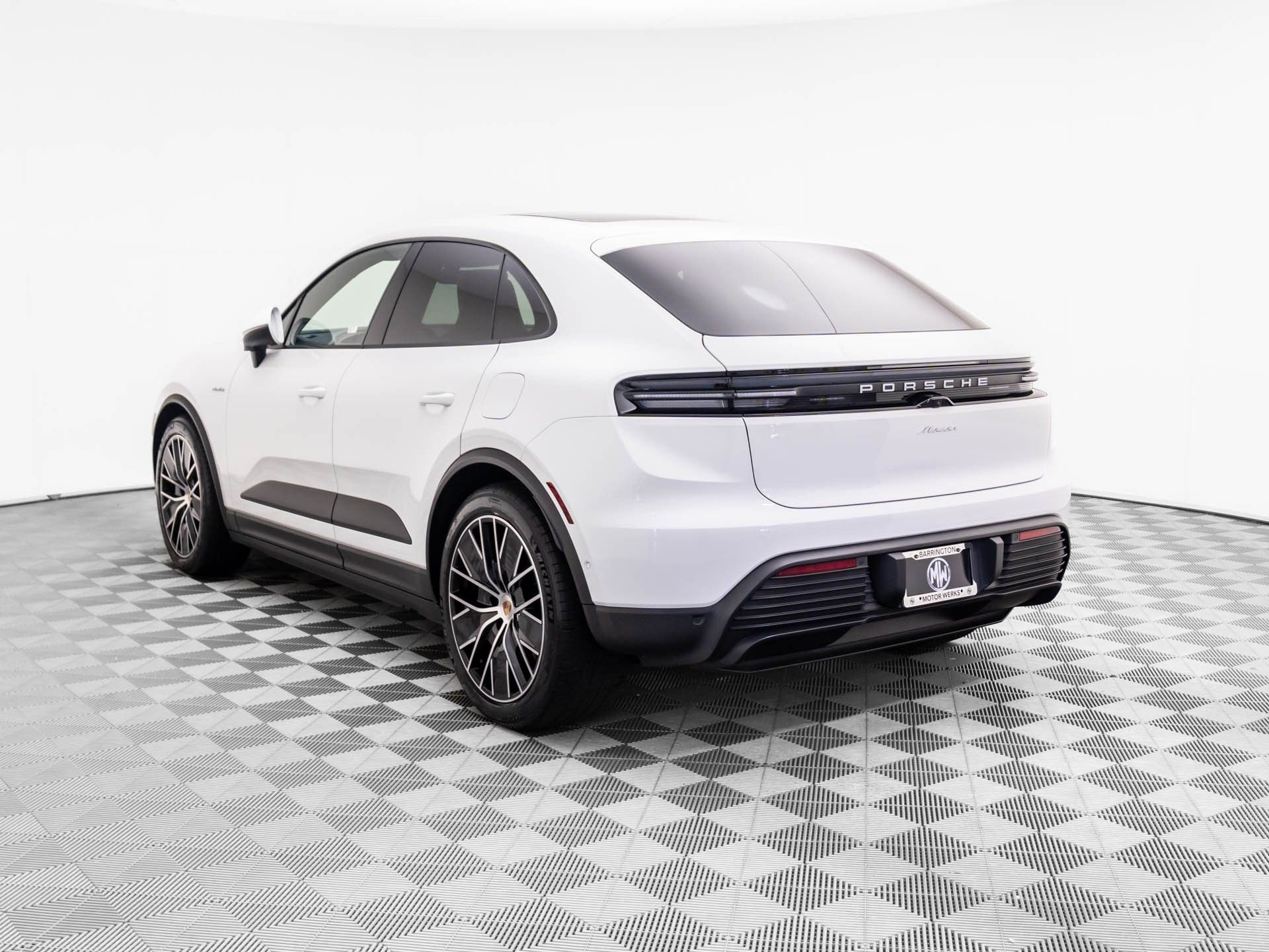 2025 Porsche Macan Electric Turbo photo 3