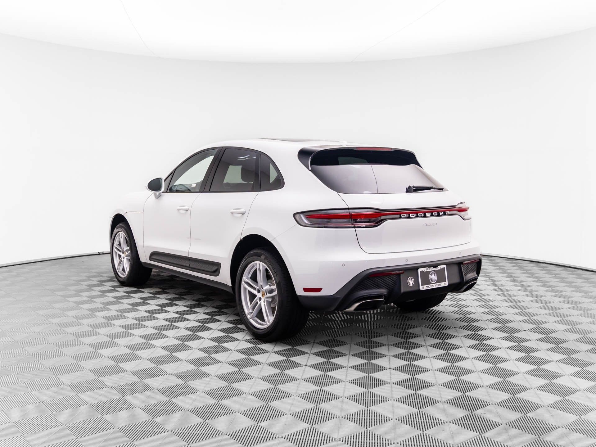 2025 Porsche Macan photo 3