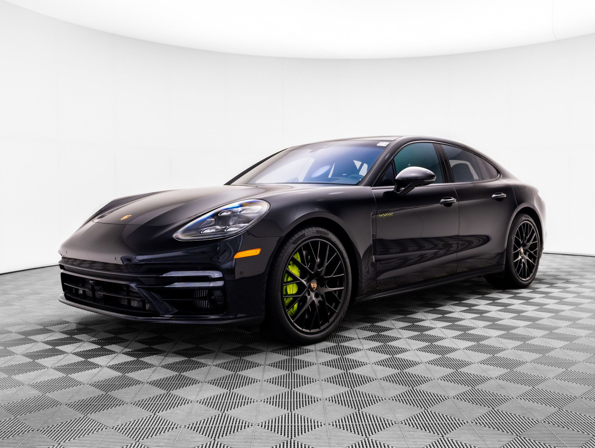 2021 Porsche Panamera Turbo S E-Hybrid's photo
