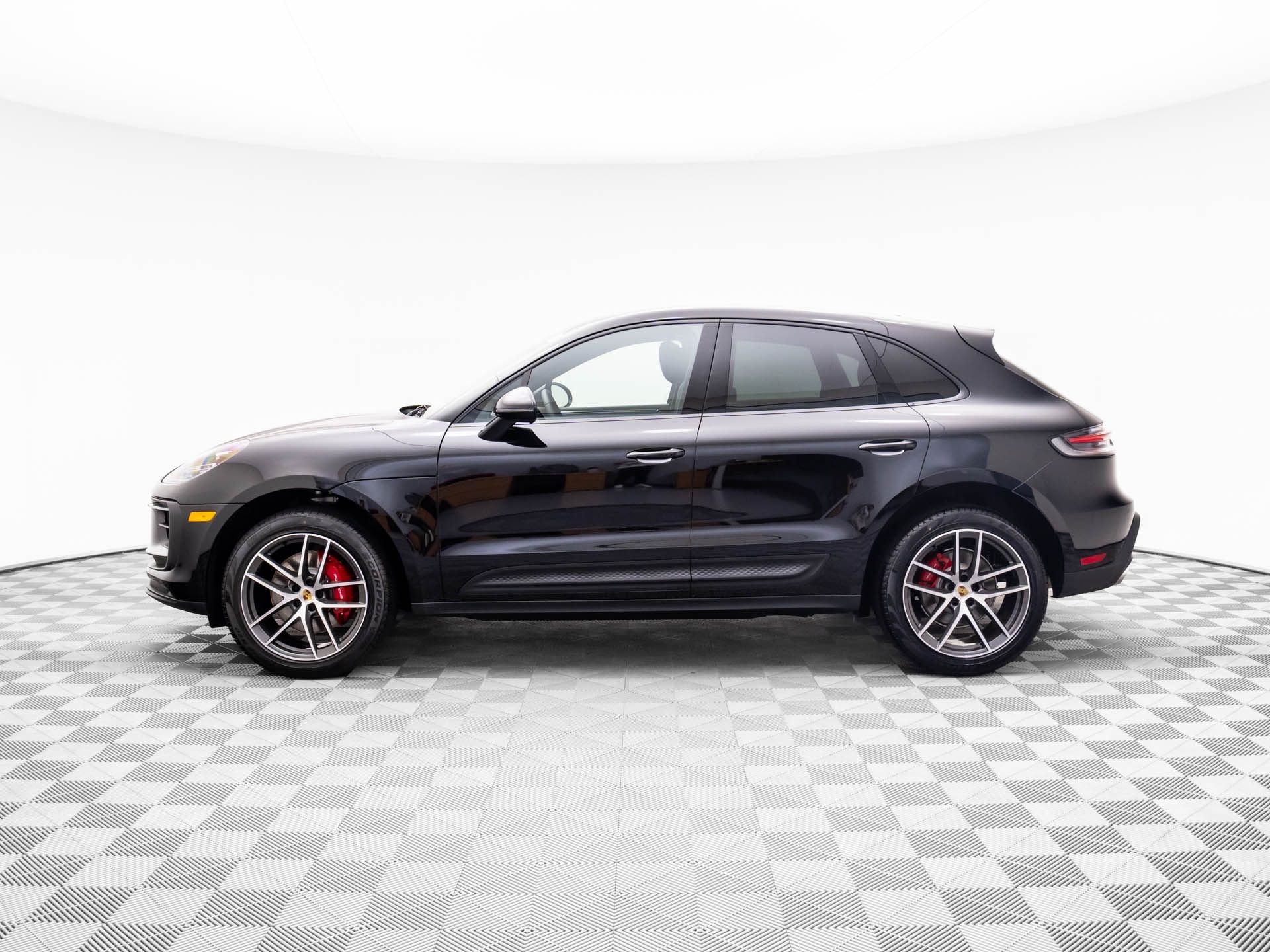 2025 Porsche Macan S photo 2