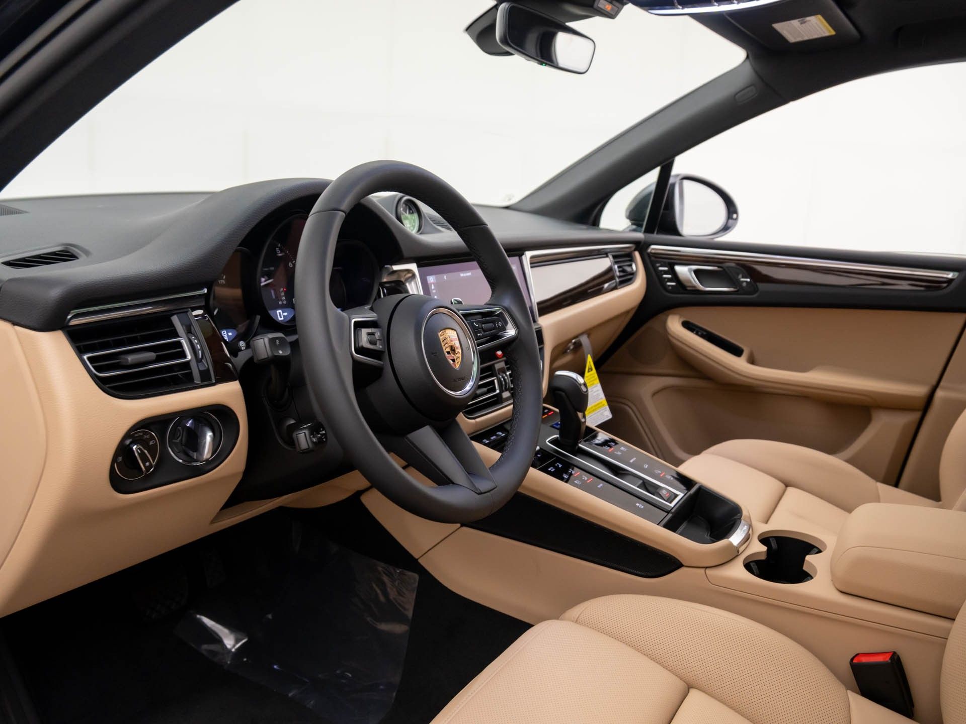 2025 Porsche Macan T photo 4