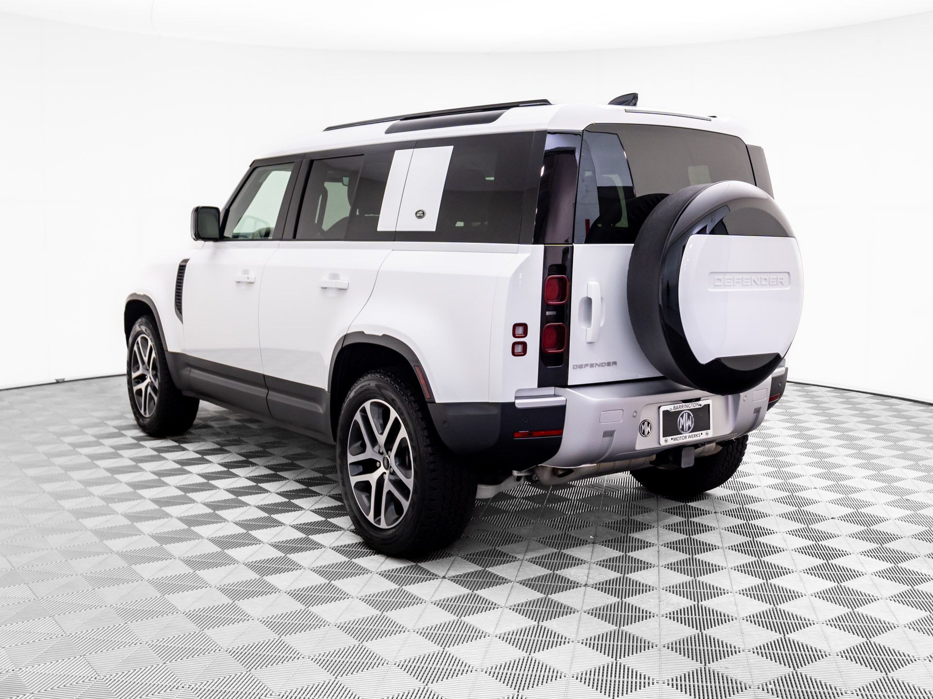 2024 Land Rover Defender 110 S photo 2