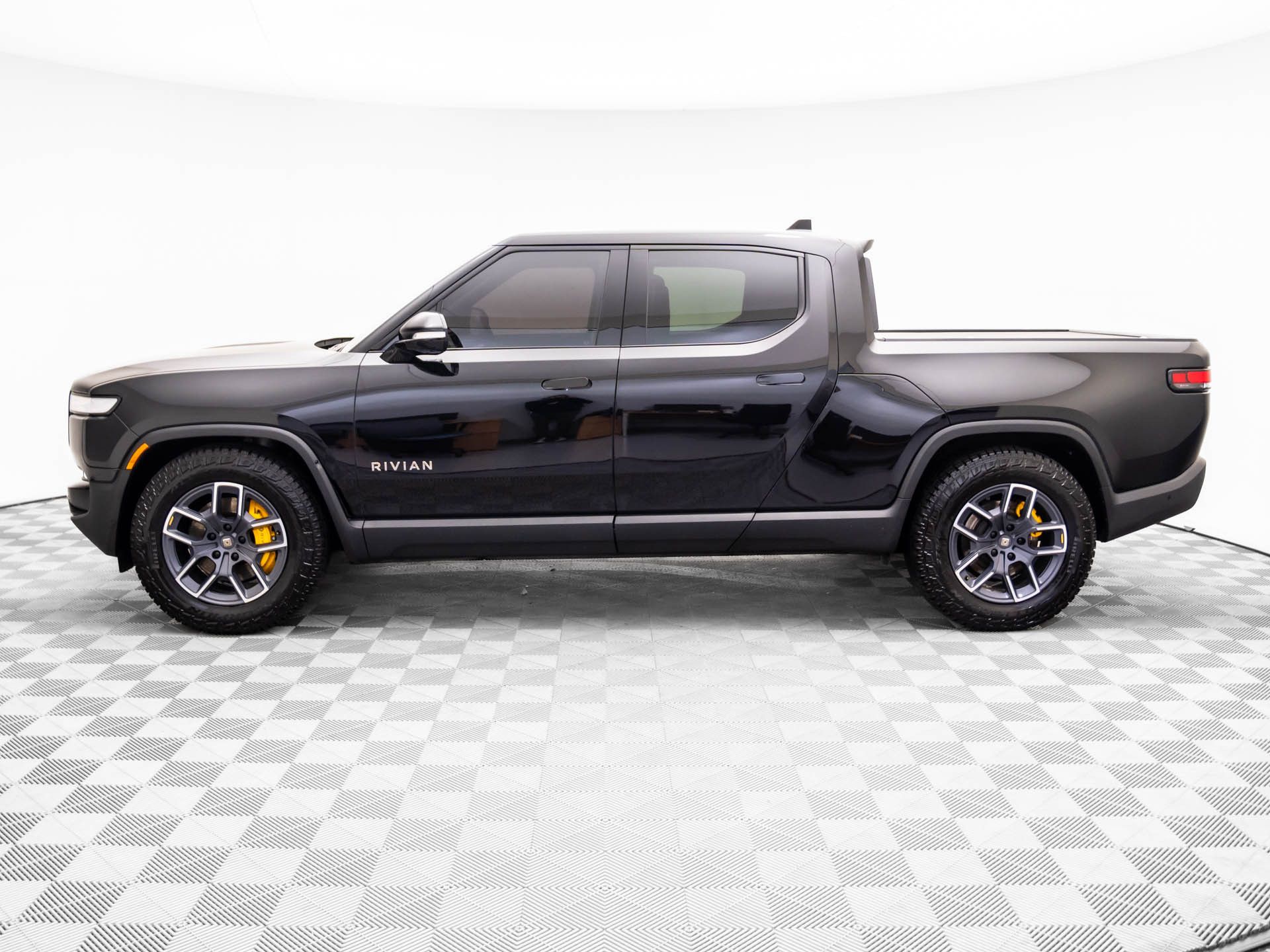 Used 2023 Rivian R1T Adventure with VIN 7FCTGAAA6PN021142 for sale in Barrington, IL
