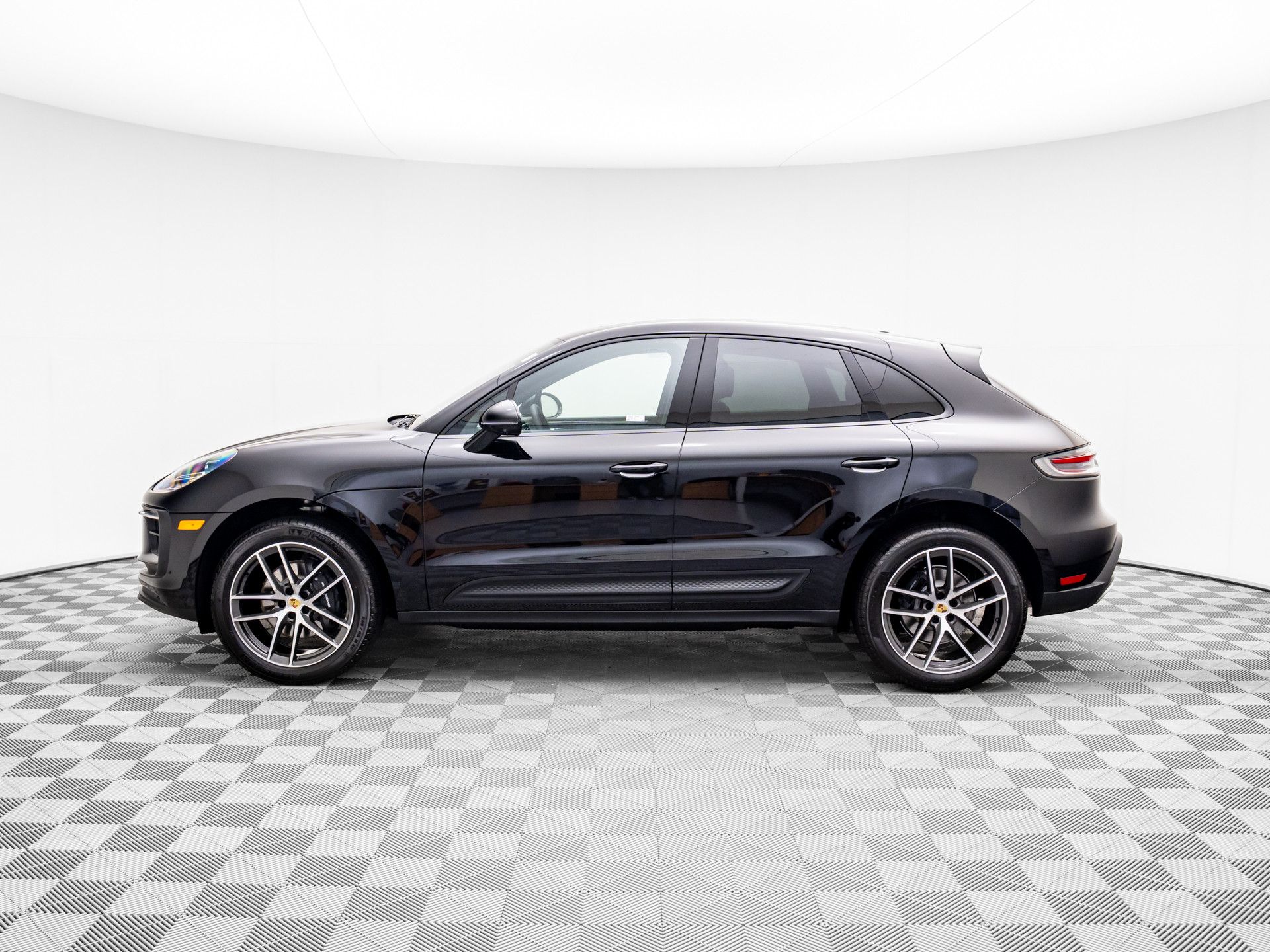2025 Porsche Macan T photo 2