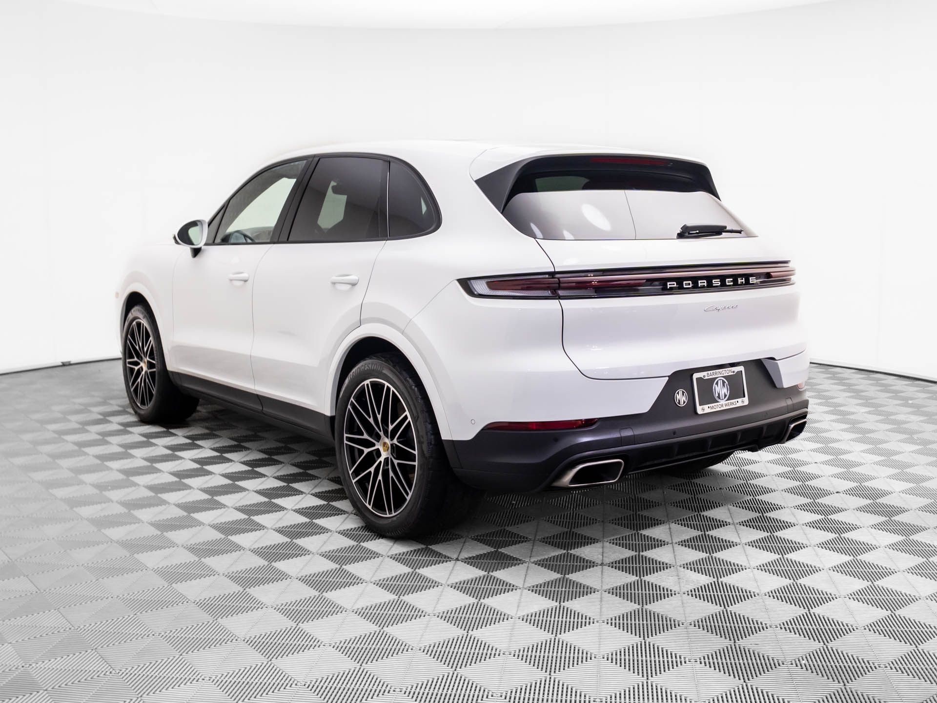 2024 Porsche Cayenne photo 2