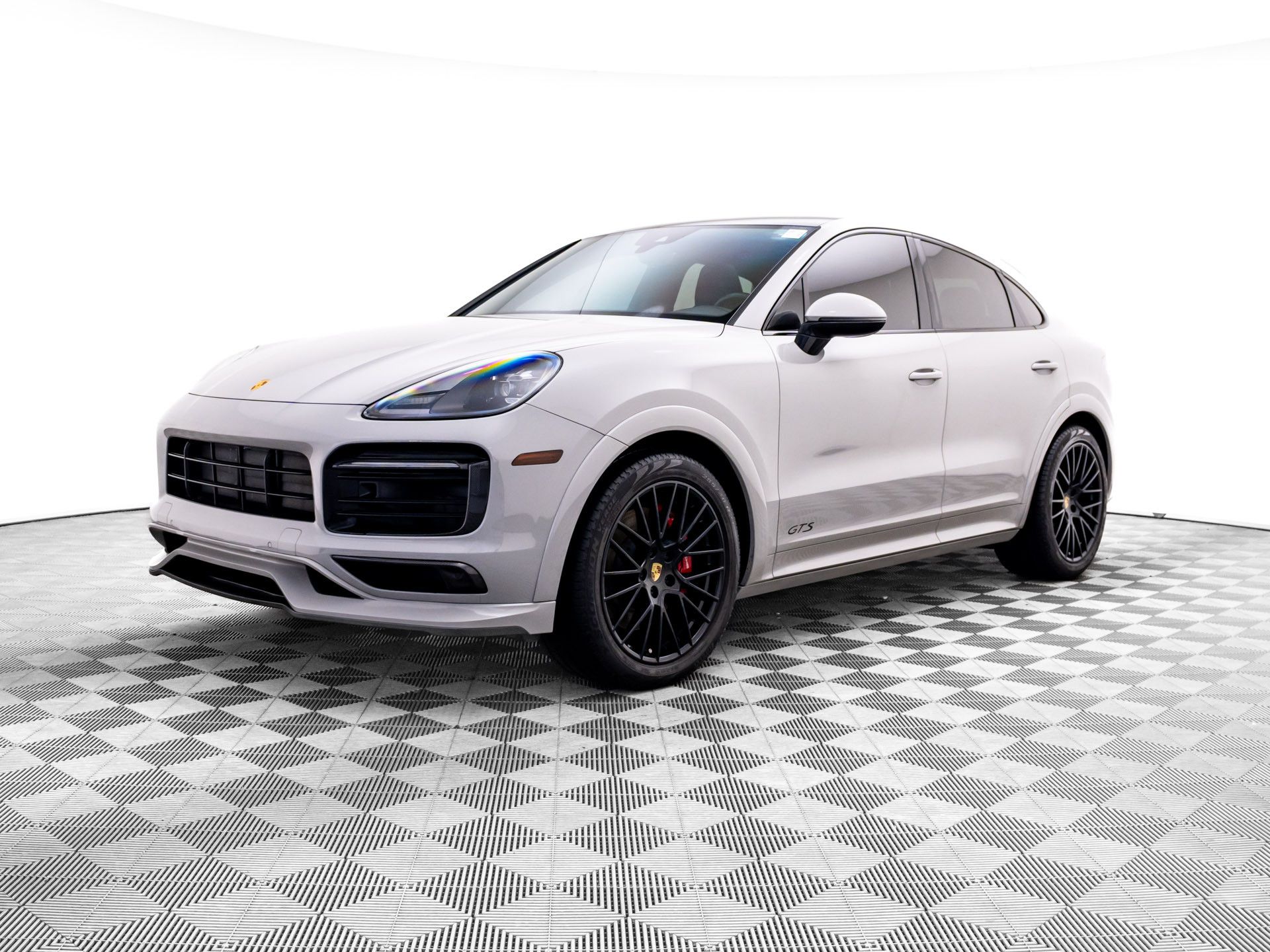 2022 Porsche Cayenne GTS's photo
