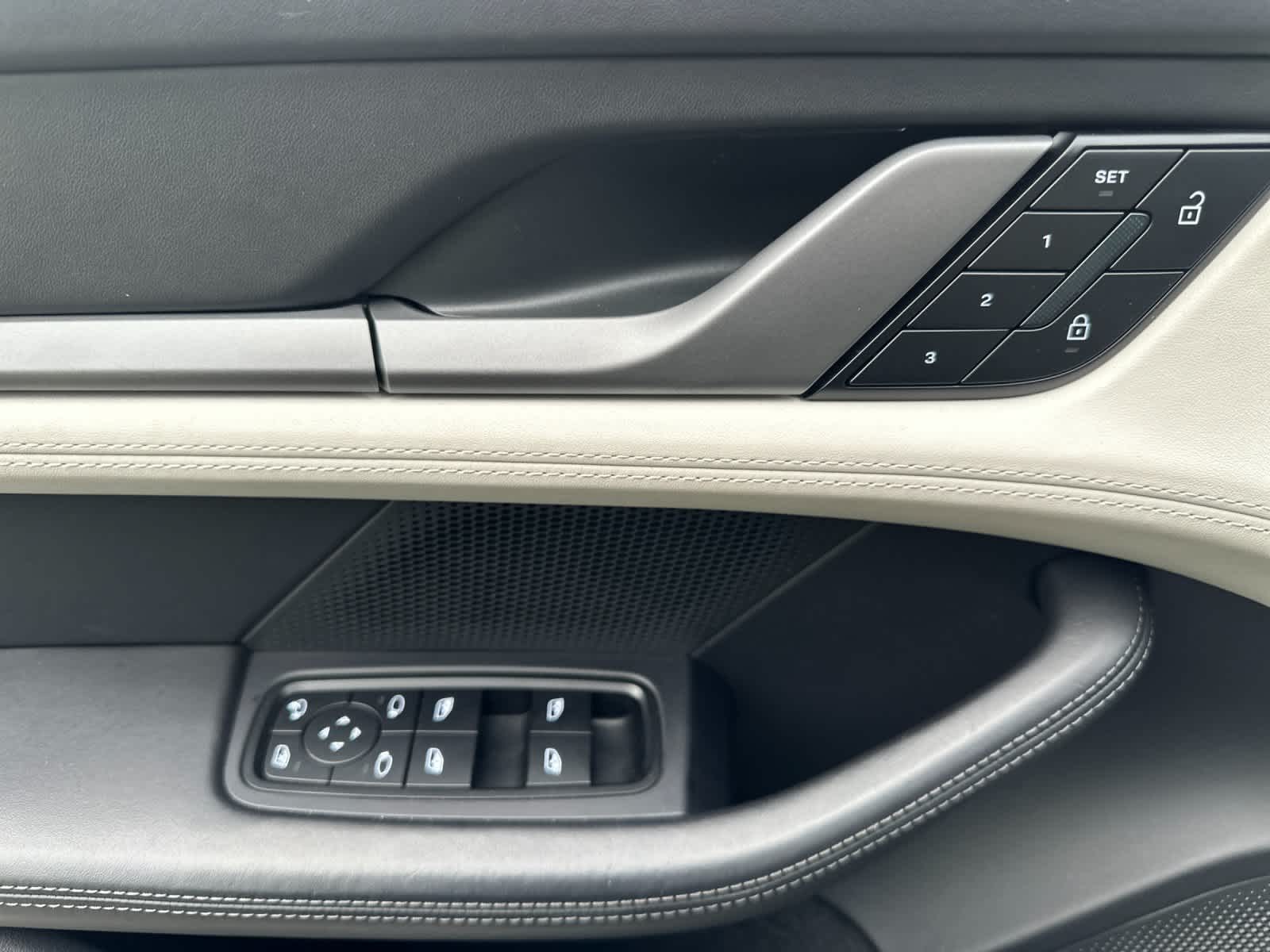 Thumbnail: 2022 Porsche Taycan - 12