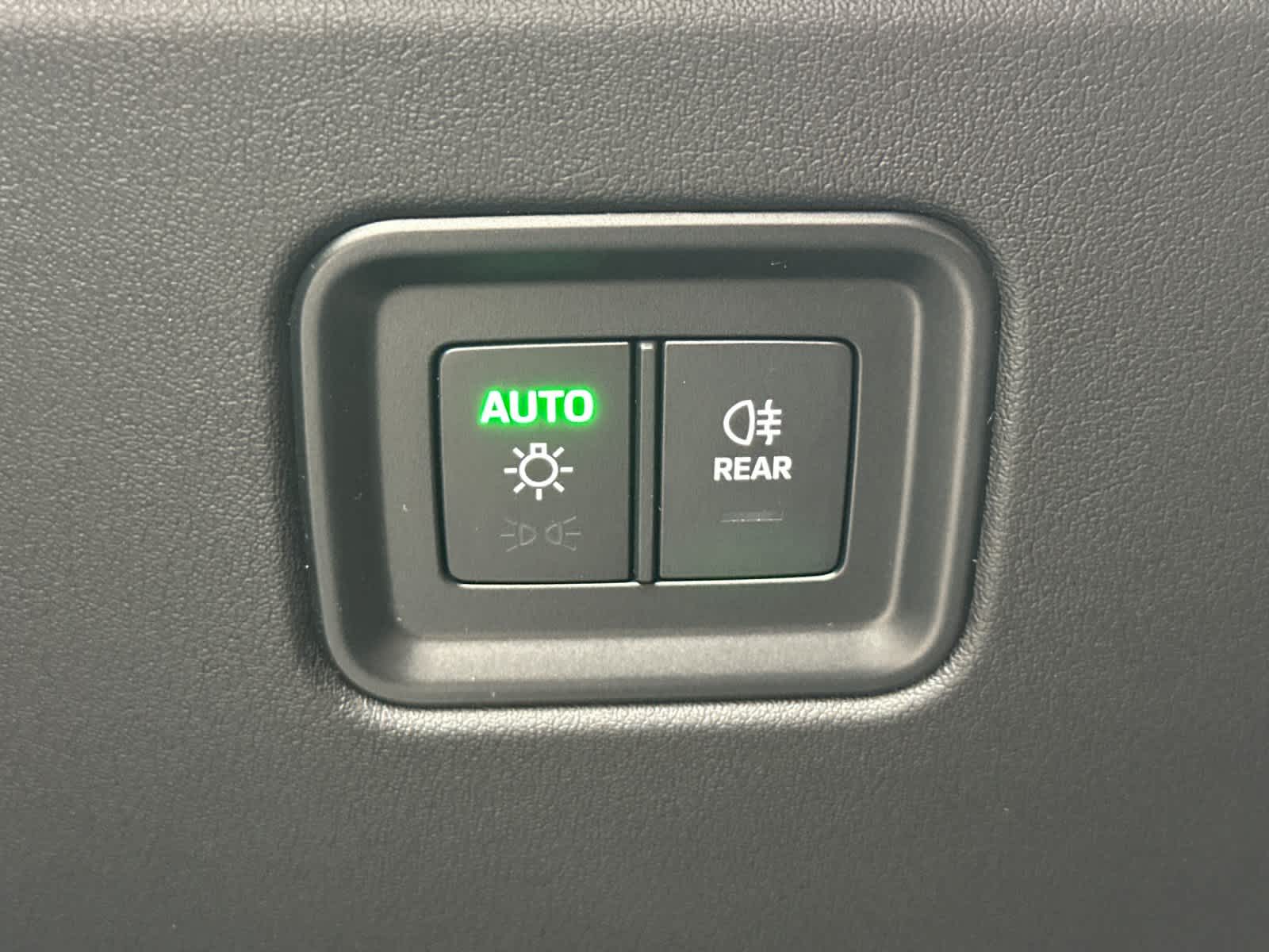 Thumbnail: 2026 Porsche Macan - 31