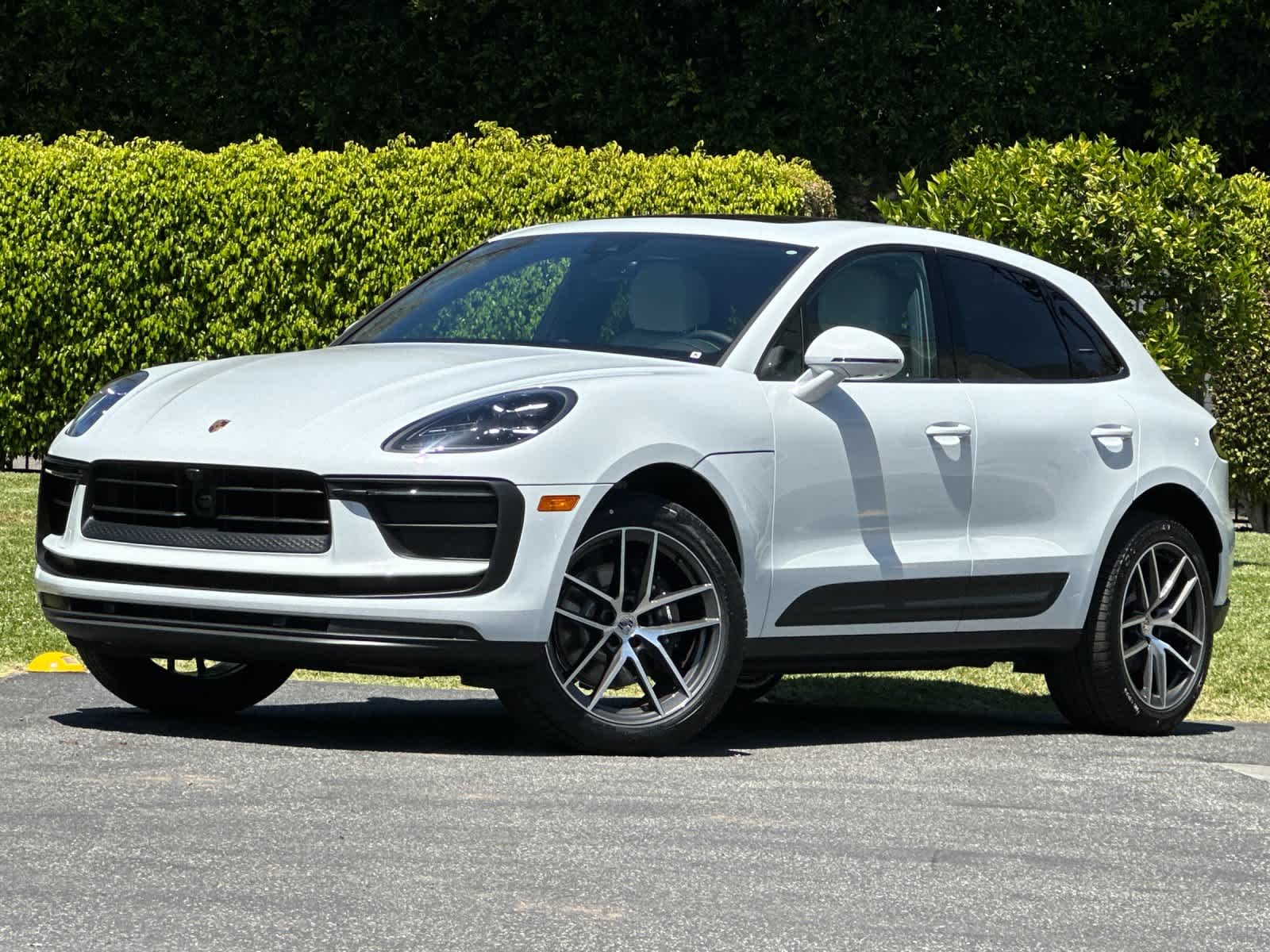 Thumbnail: 2026 Porsche Macan - 1