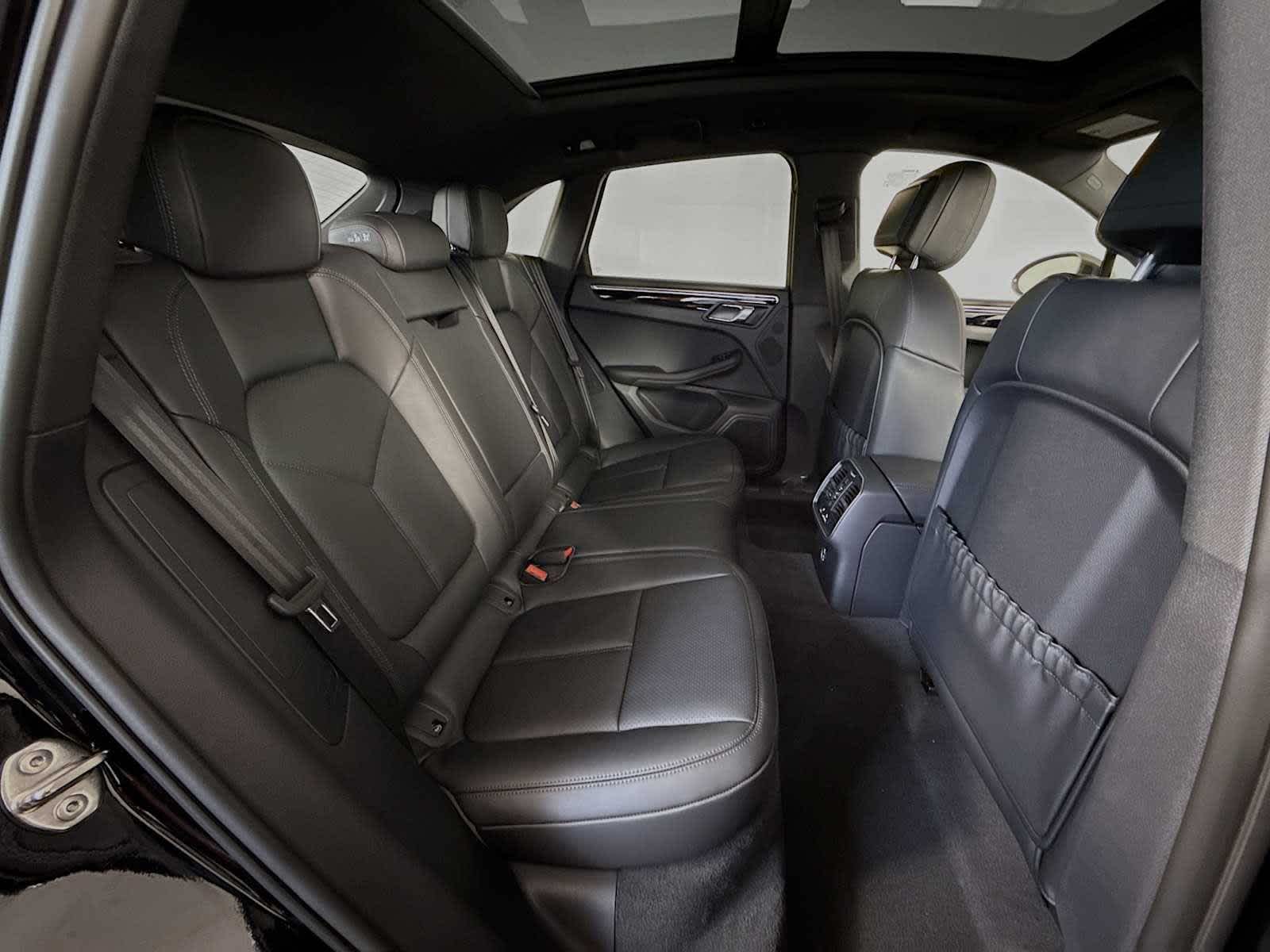 Thumbnail: 2026 Porsche Macan - 20