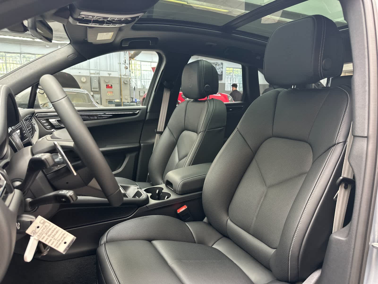 Thumbnail: 2026 Porsche Macan - 5