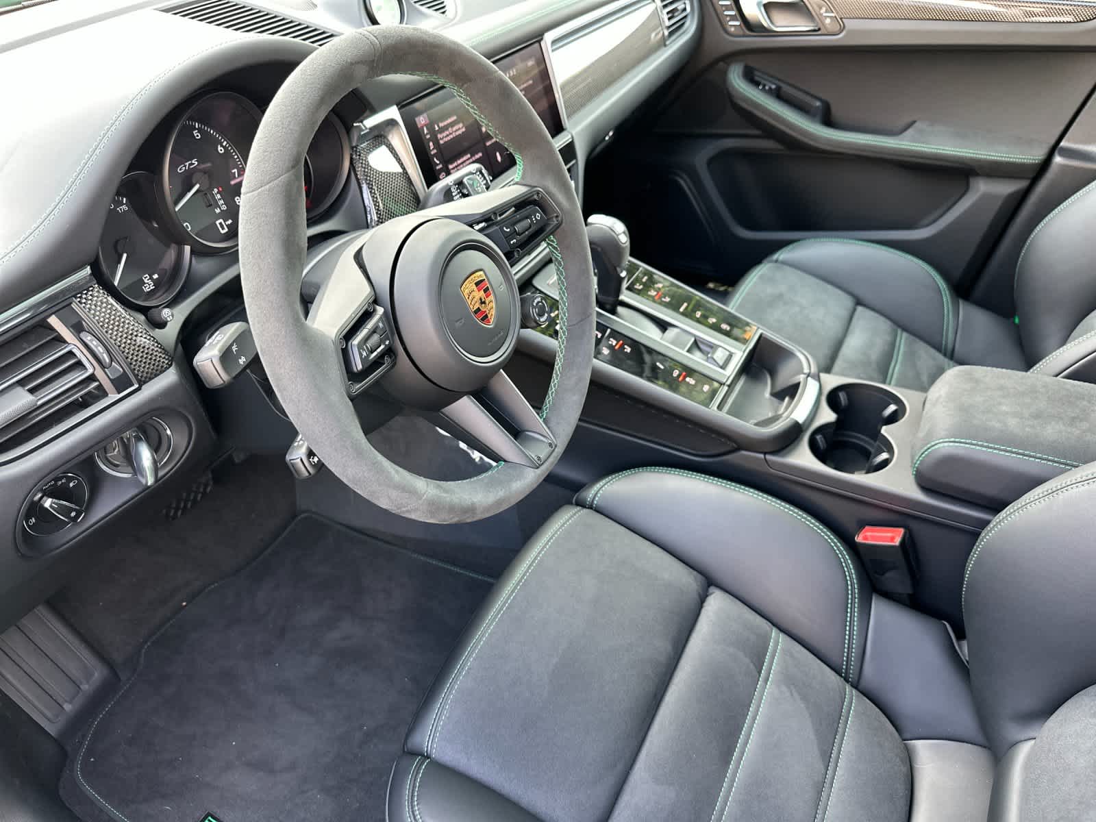 Thumbnail: 2026 Porsche Macan - 4