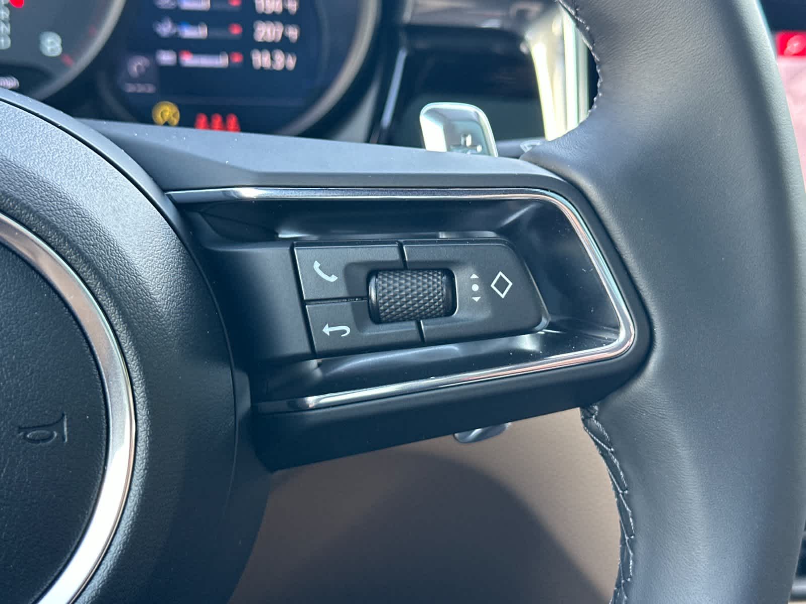 Thumbnail: 2026 Porsche Macan - 28