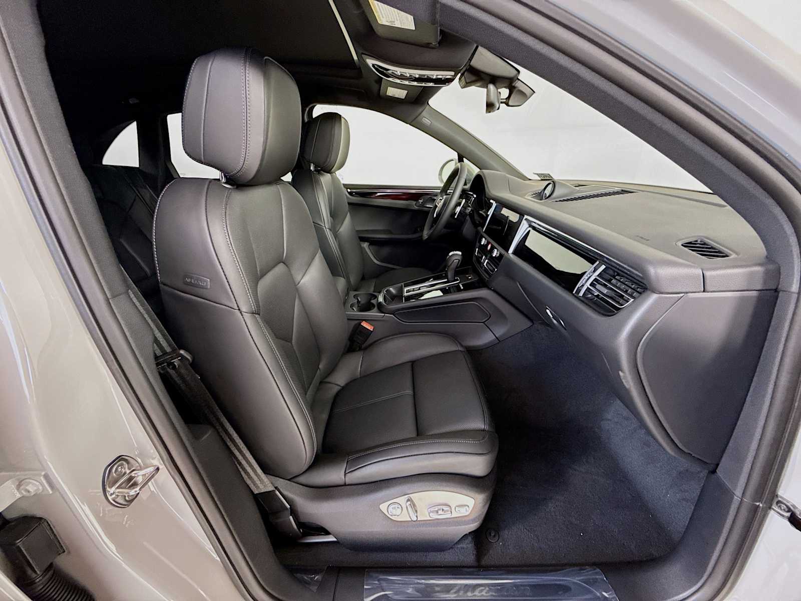 Thumbnail: 2026 Porsche Macan - 21